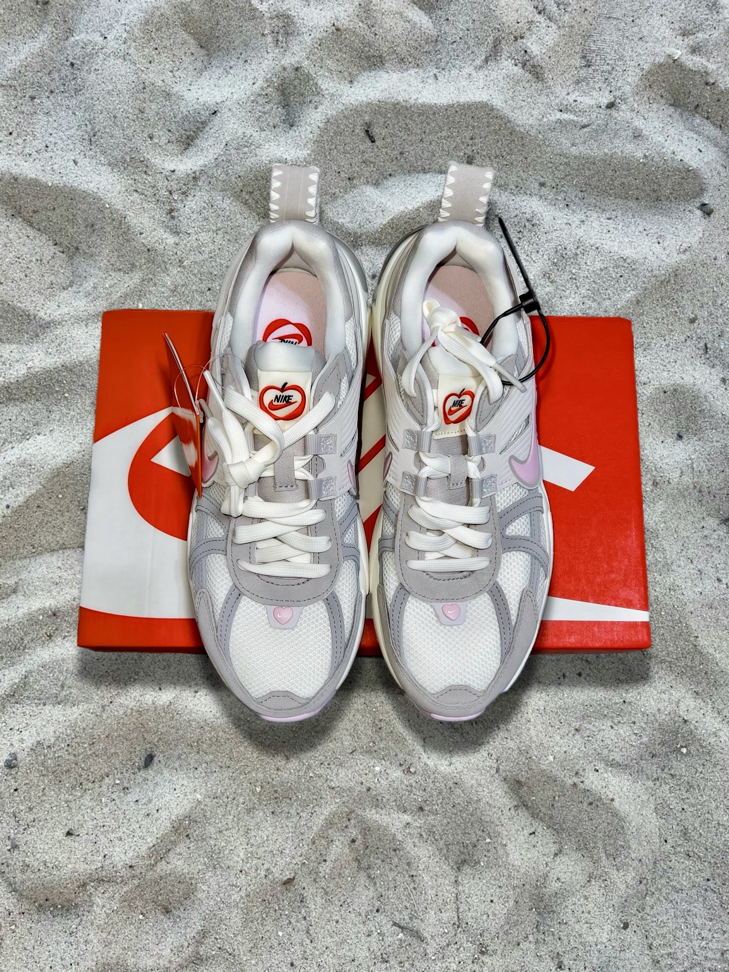 (W) Nike V2K Run Sail Pink Foam, Supreme Arc Thermal Lined Zip Up Hooded Sweatshirt Red - 24FW 착용 스타일 - 1