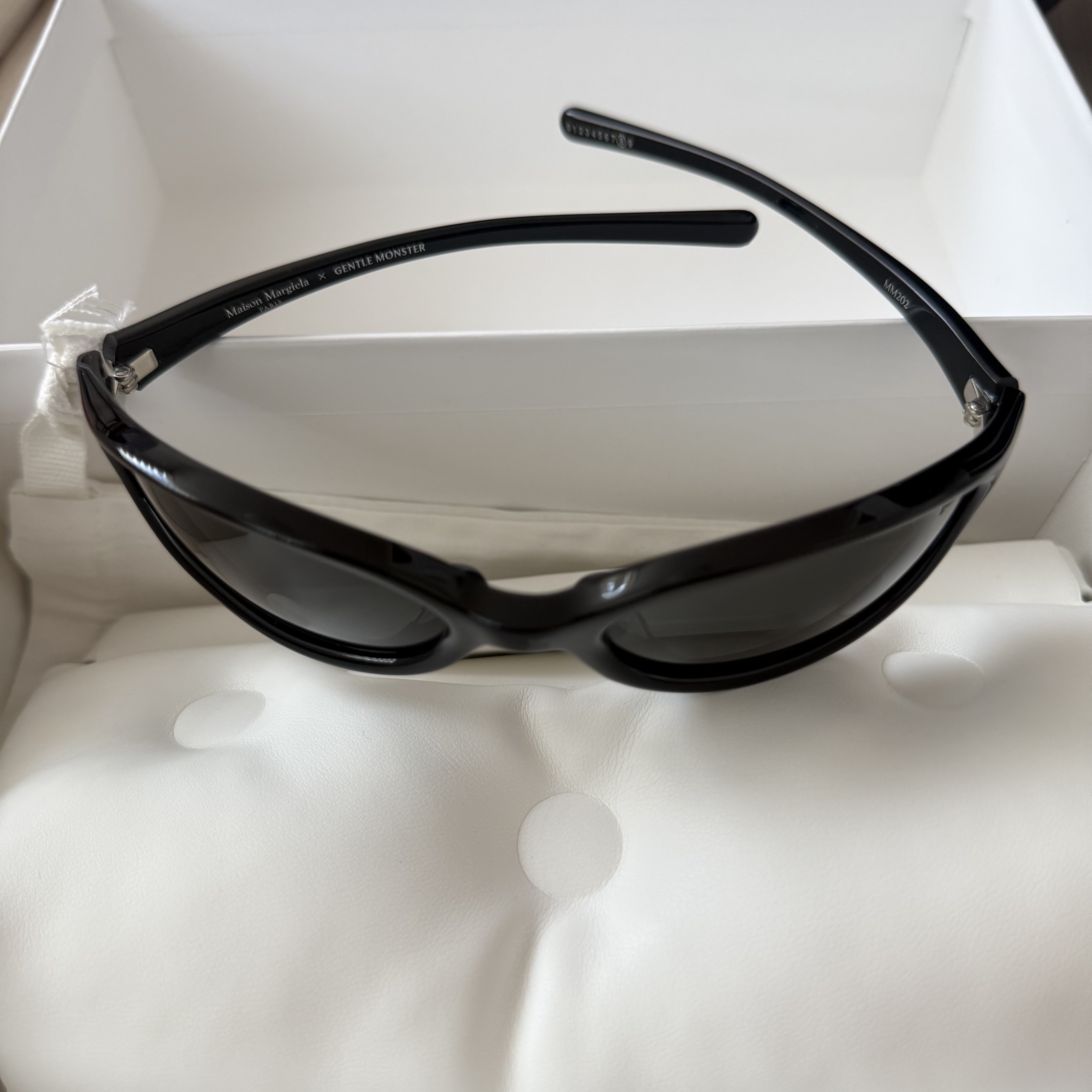 Gentle Monster x Maison Margiela MM202 Black Gray 착용 스타일