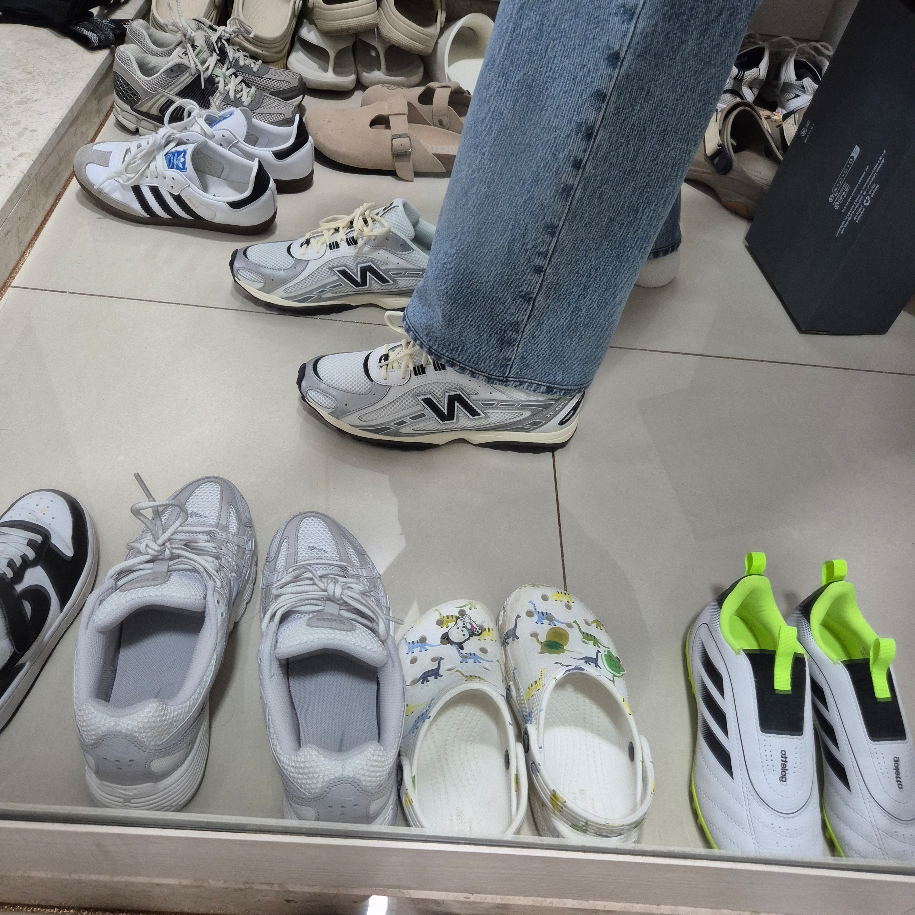 New Balance 204L Silver Metallic Black 착용 스타일 - 2