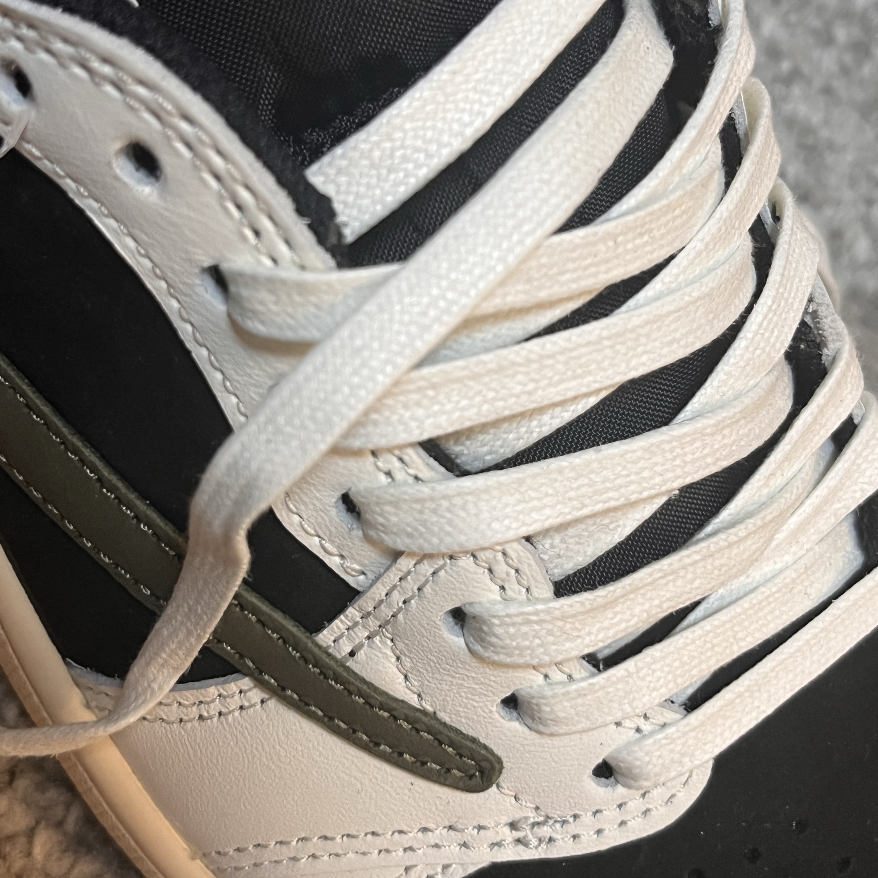 (W) Jordan 1 x Travis Scott Retro Low OG SP Medium Olive 착용 스타일 - 3