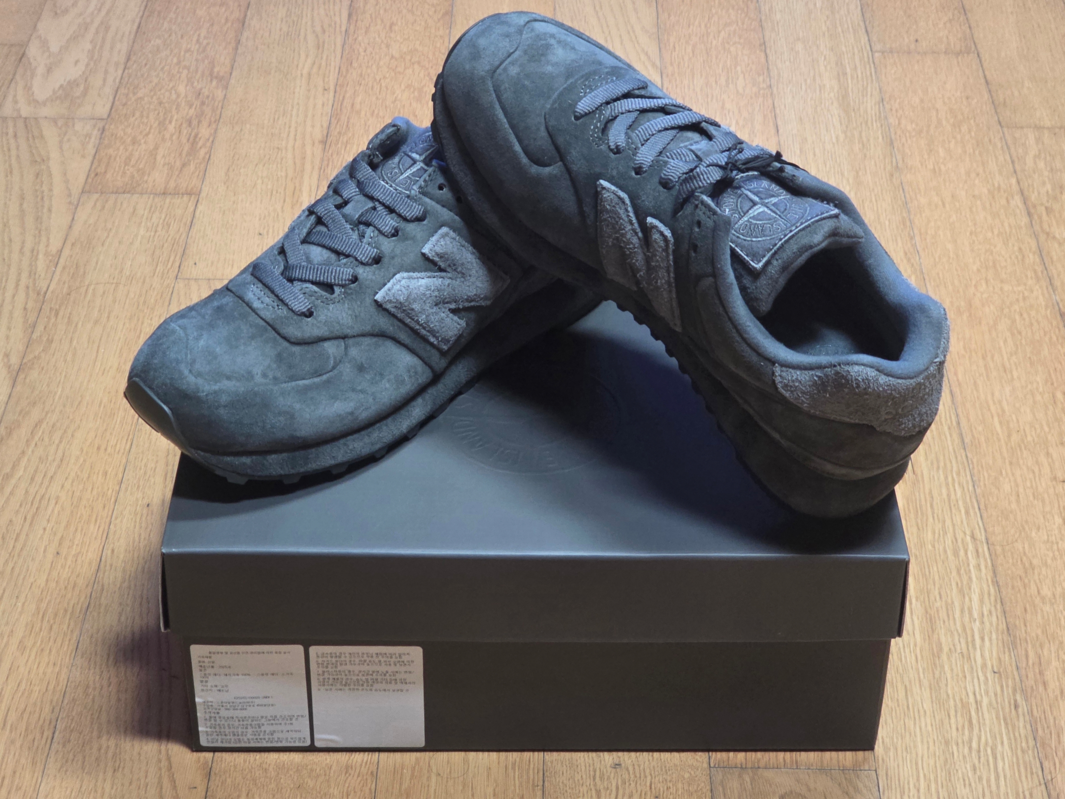 New Balance x Stone Island 574 Ghost Dark Grey 착용 스타일 - 1