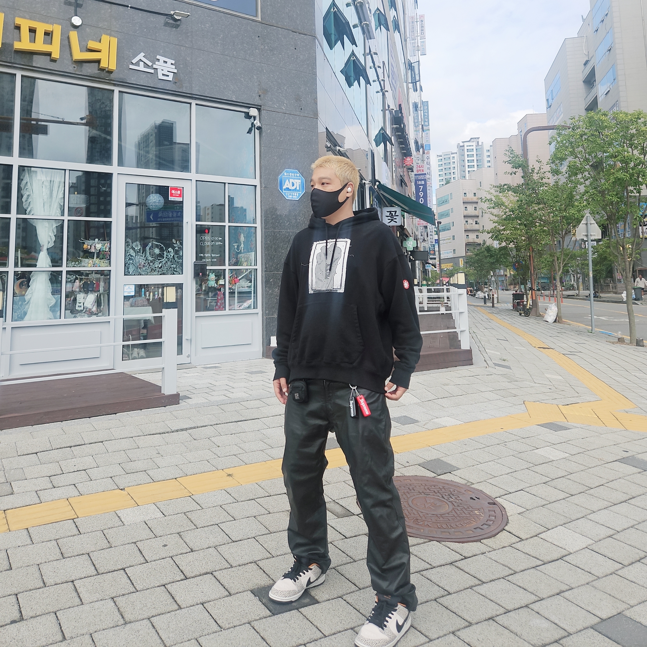 Nike SB Dunk Low Pro Electric Phantom and Black, Cav Empt AS 5d_or Hoody Black - 25SS 착용 스타일 - 3