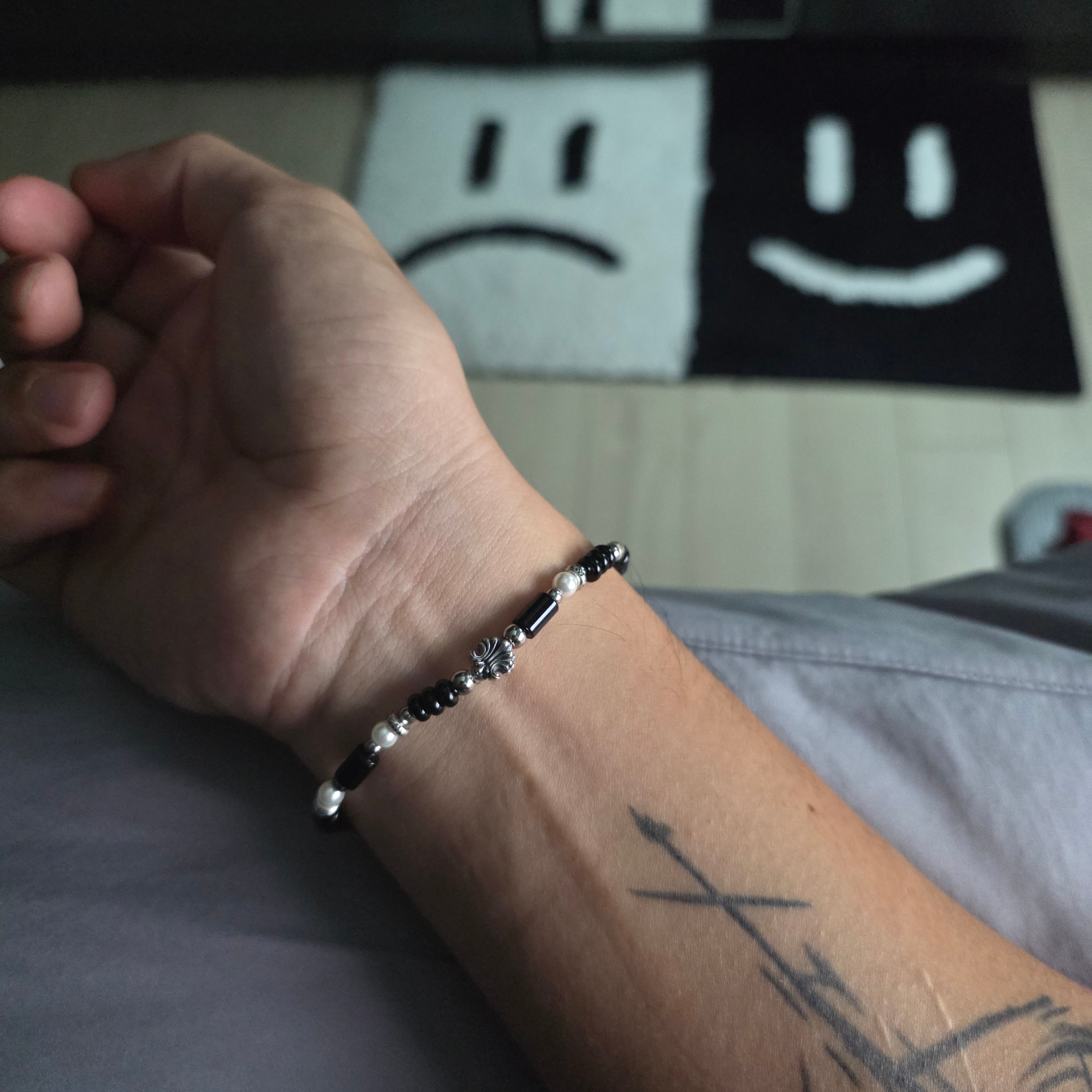 [KREAM 단독] Scudo Shell Black Pearl Beads Bracelet 착용 스타일