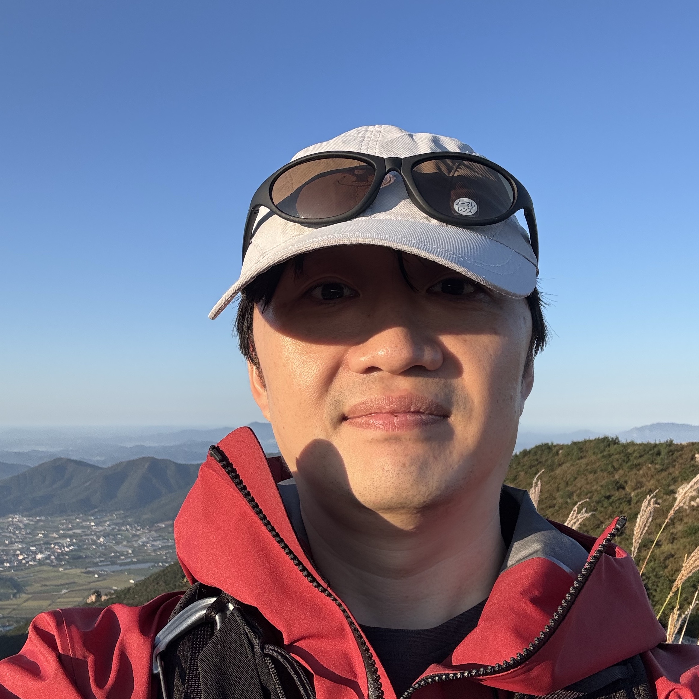 Arc'teryx Alpha SV Jacket Bordeaux, Montbell Polarized Trekking Glasses Brown Light Brown 착용 스타일 - 1