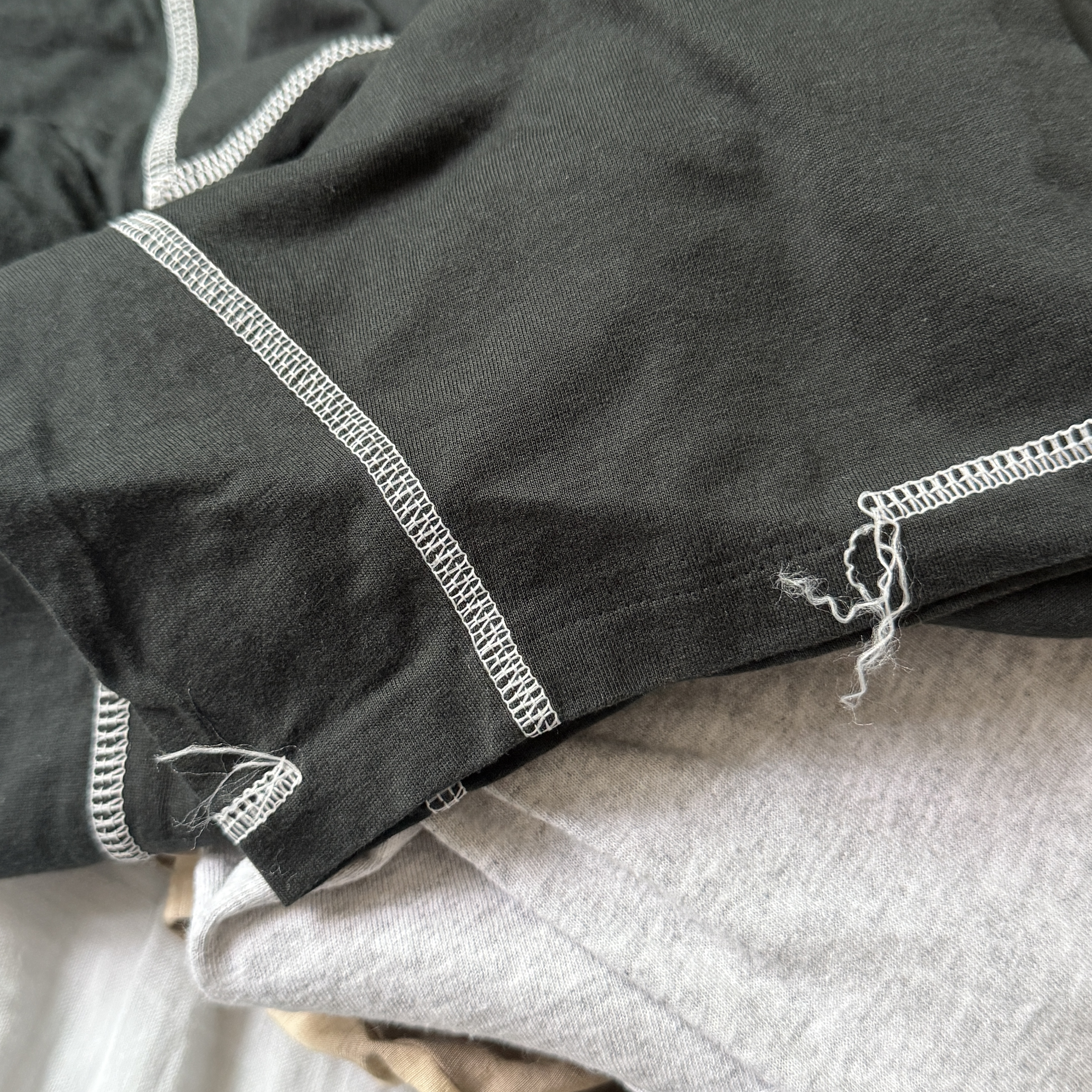 Stussy x Mountain Hardwear T-Shirt Stealth Grey 착용 스타일