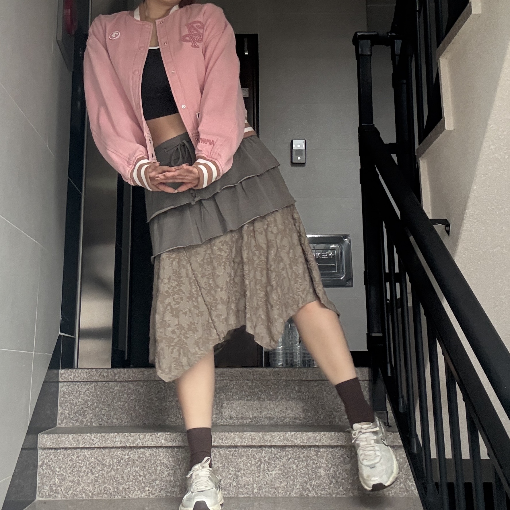 Nike V2K Run Light Orewood Brown Khaki 착용 스타일