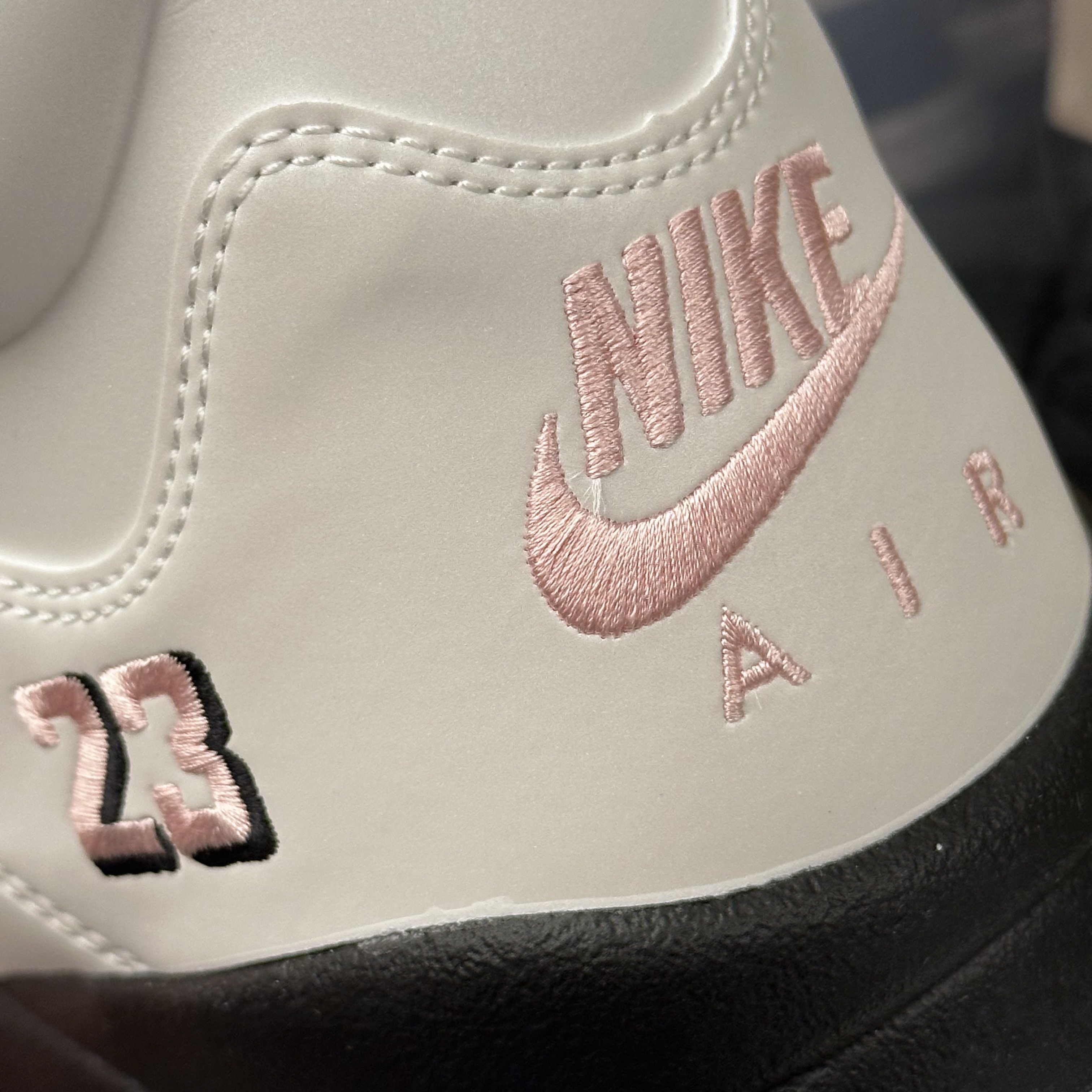 Jordan 5 Retro White Medium Soft Pink 착용 스타일 - 1
