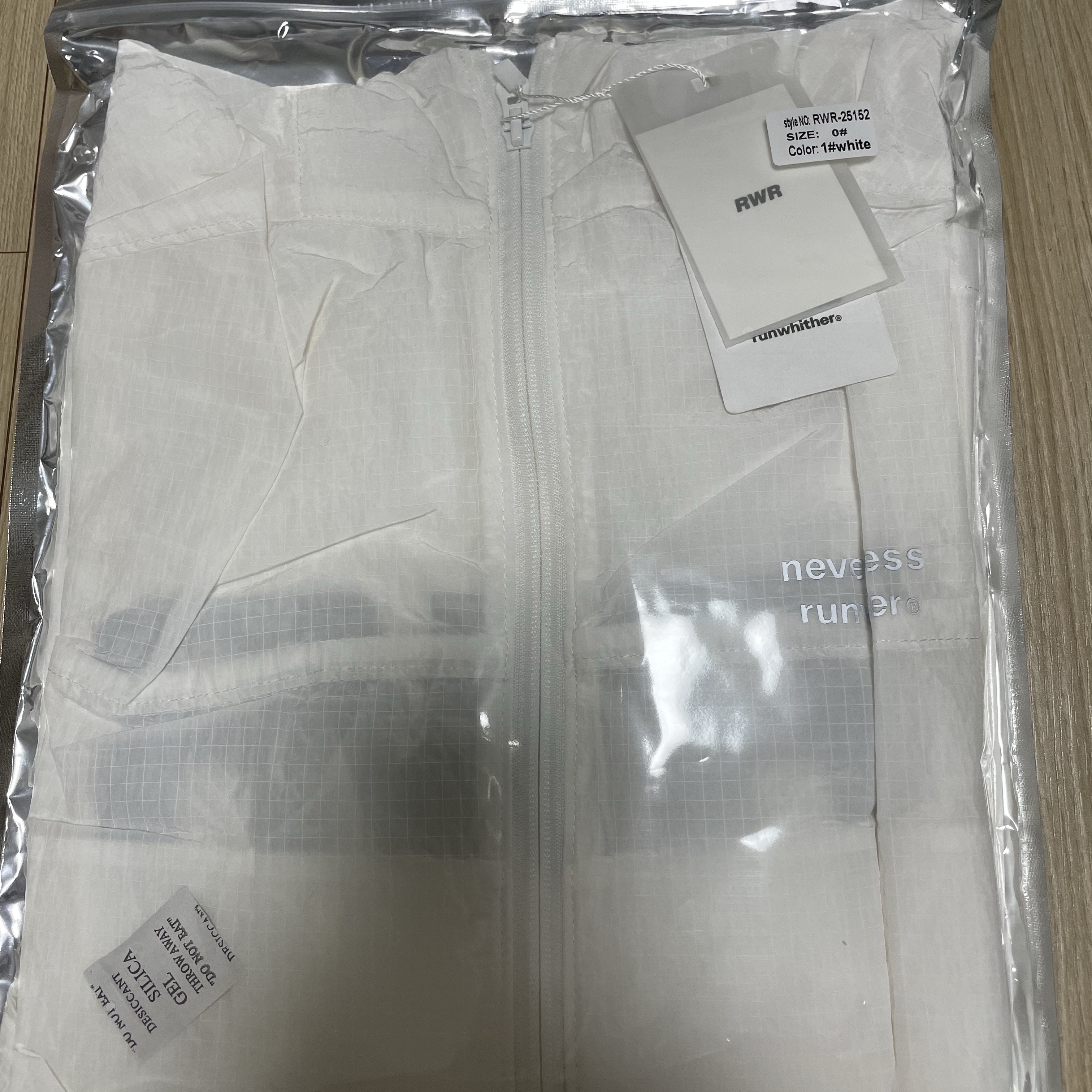 [KREAM 단독] runwhither Windbreaker Jacket V2 White 착용 스타일 - 3