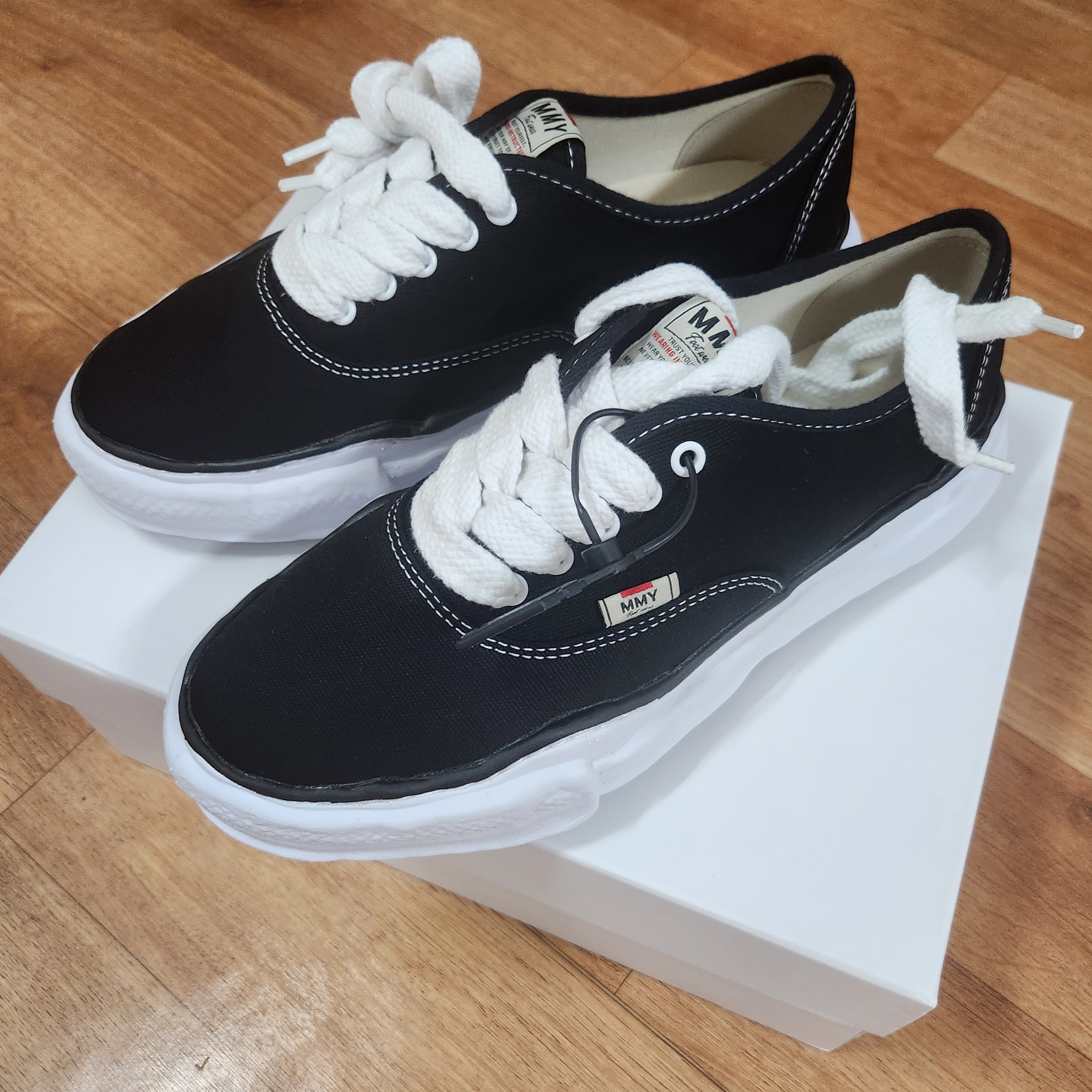 Maison Mihara Yasuhiro Baker OG Sole Canvas Low Cut Sneakers Black 착용 스타일