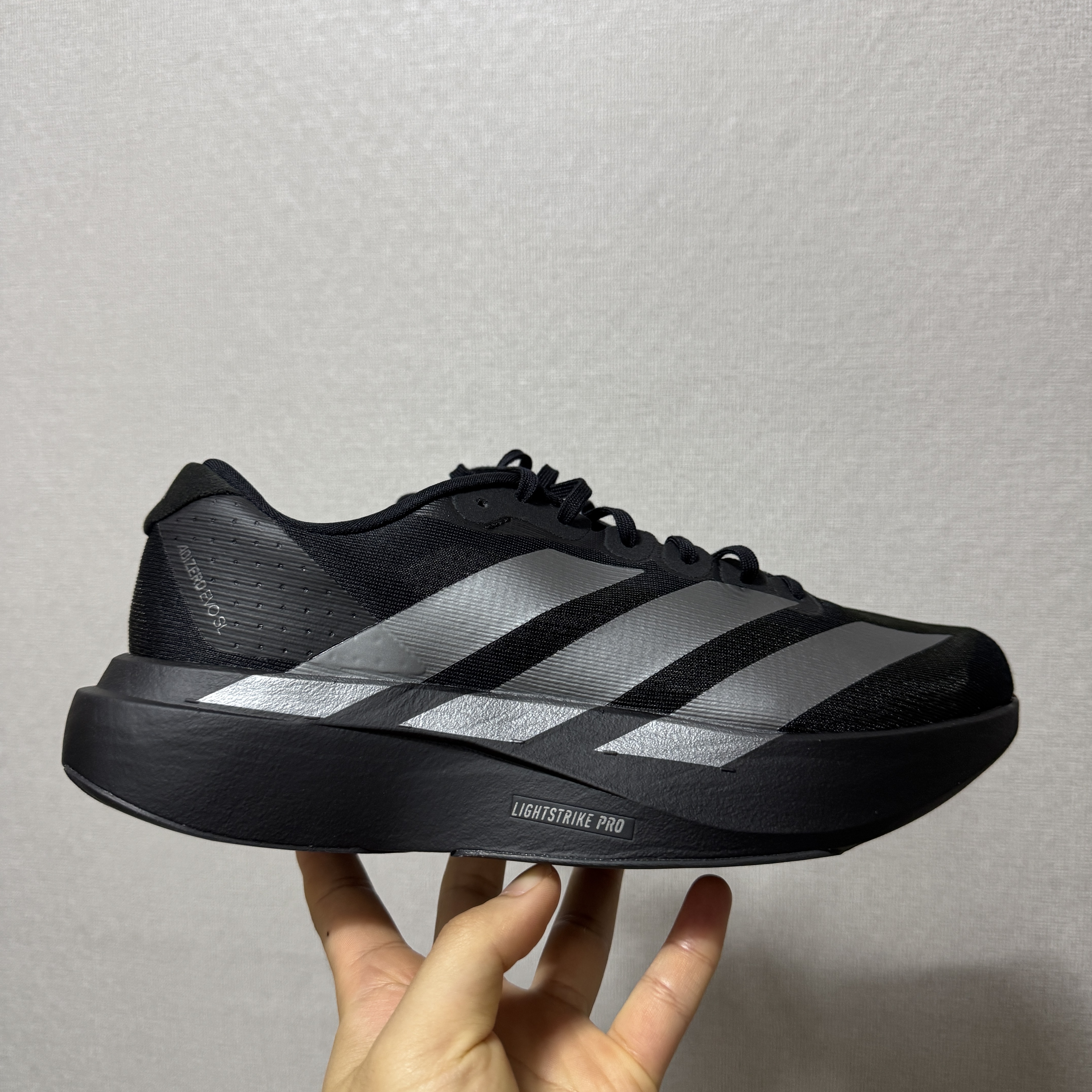 Adidas Adizero EVO SL Core Black Iron Metallic 착용 스타일