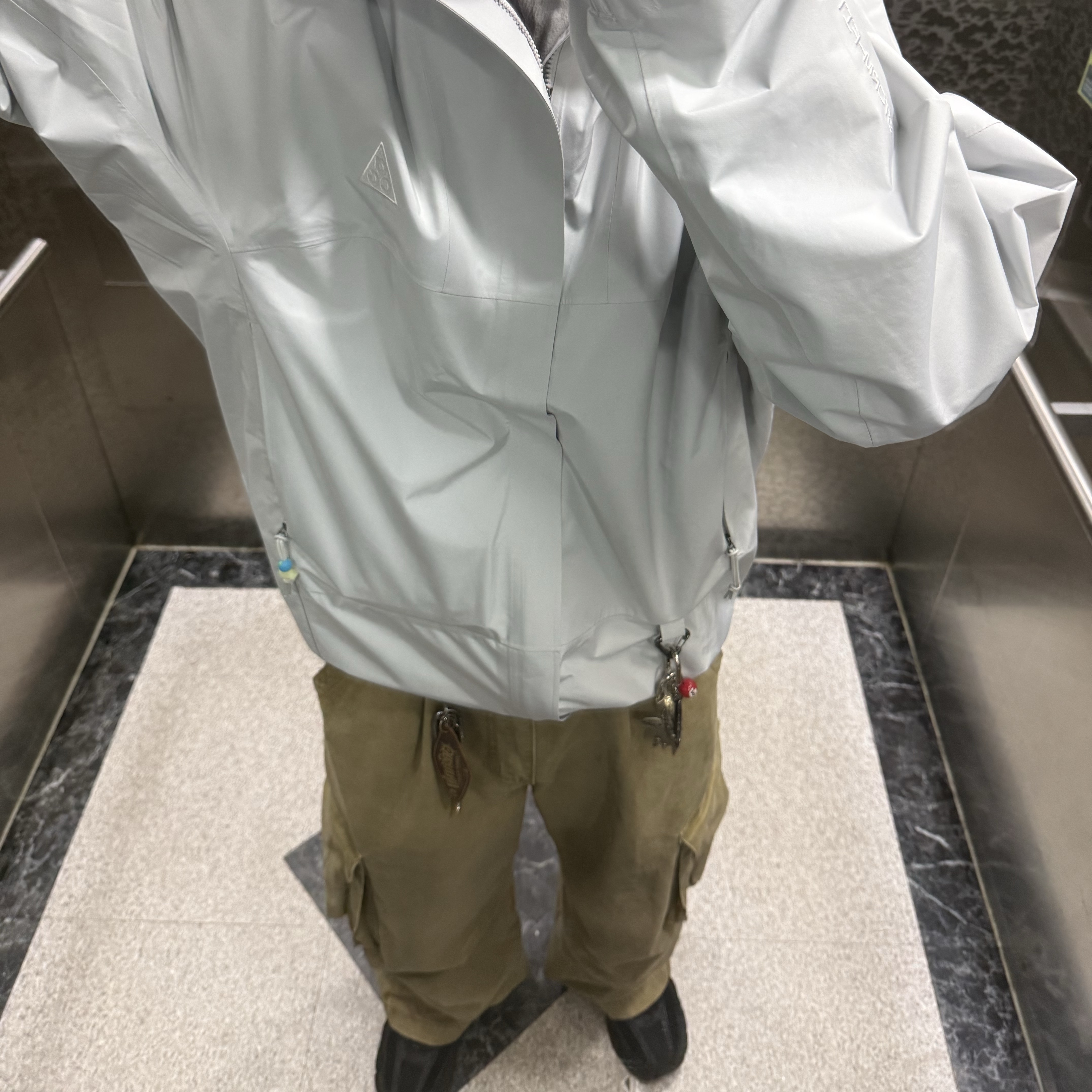 Nike ACG Storm-Fit ADV Cascade Rains Full Zip Jacket Photon Dust - Asia, Nike Zoom Vomero 5 SP Black 착용 스타일 - 2