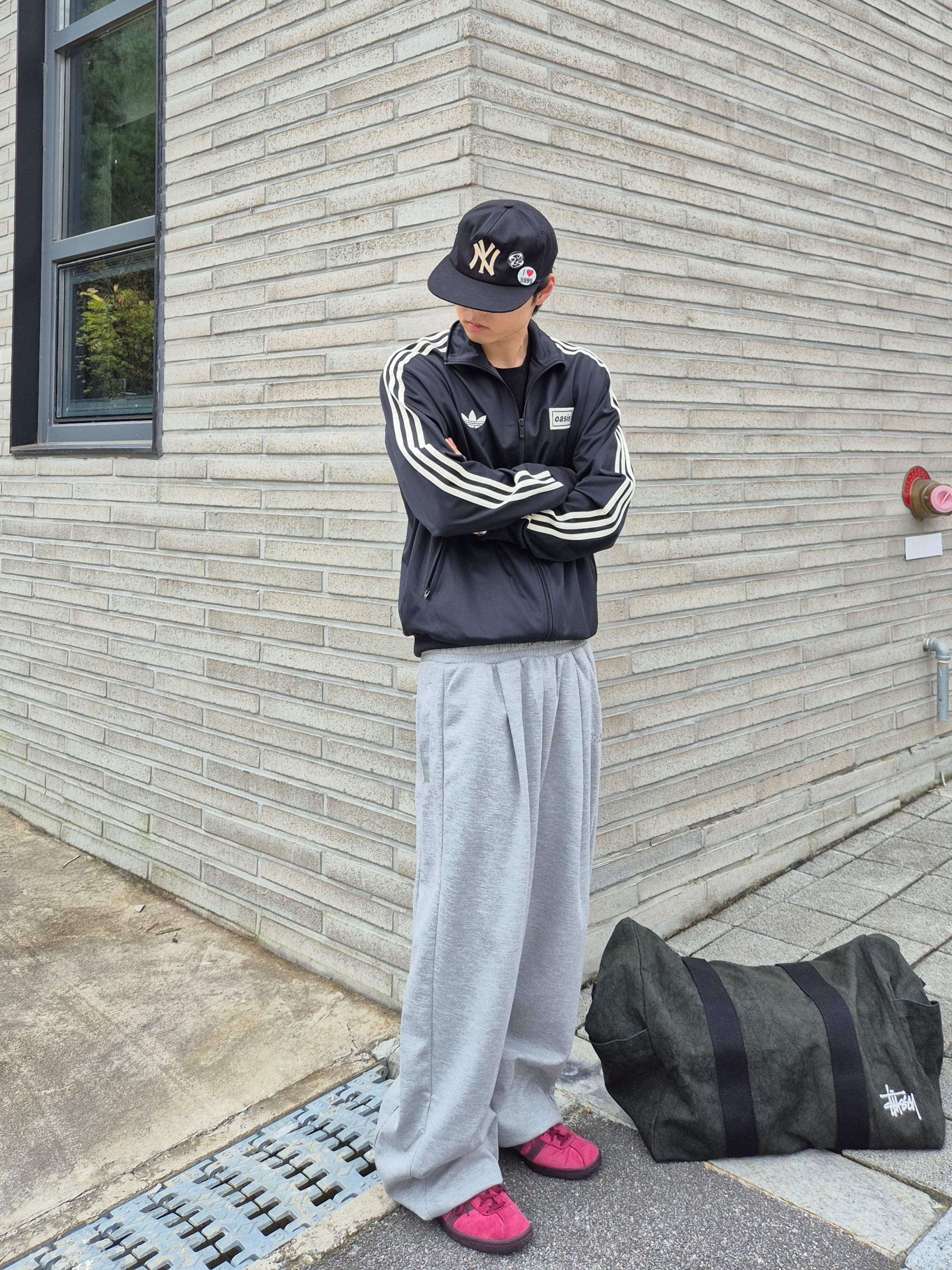 Adidas x Oasis Tour Firebird Track Top Black - US Sizing, Stussy Canvas Flight Bag Washed Black 착용 스타일 - 3