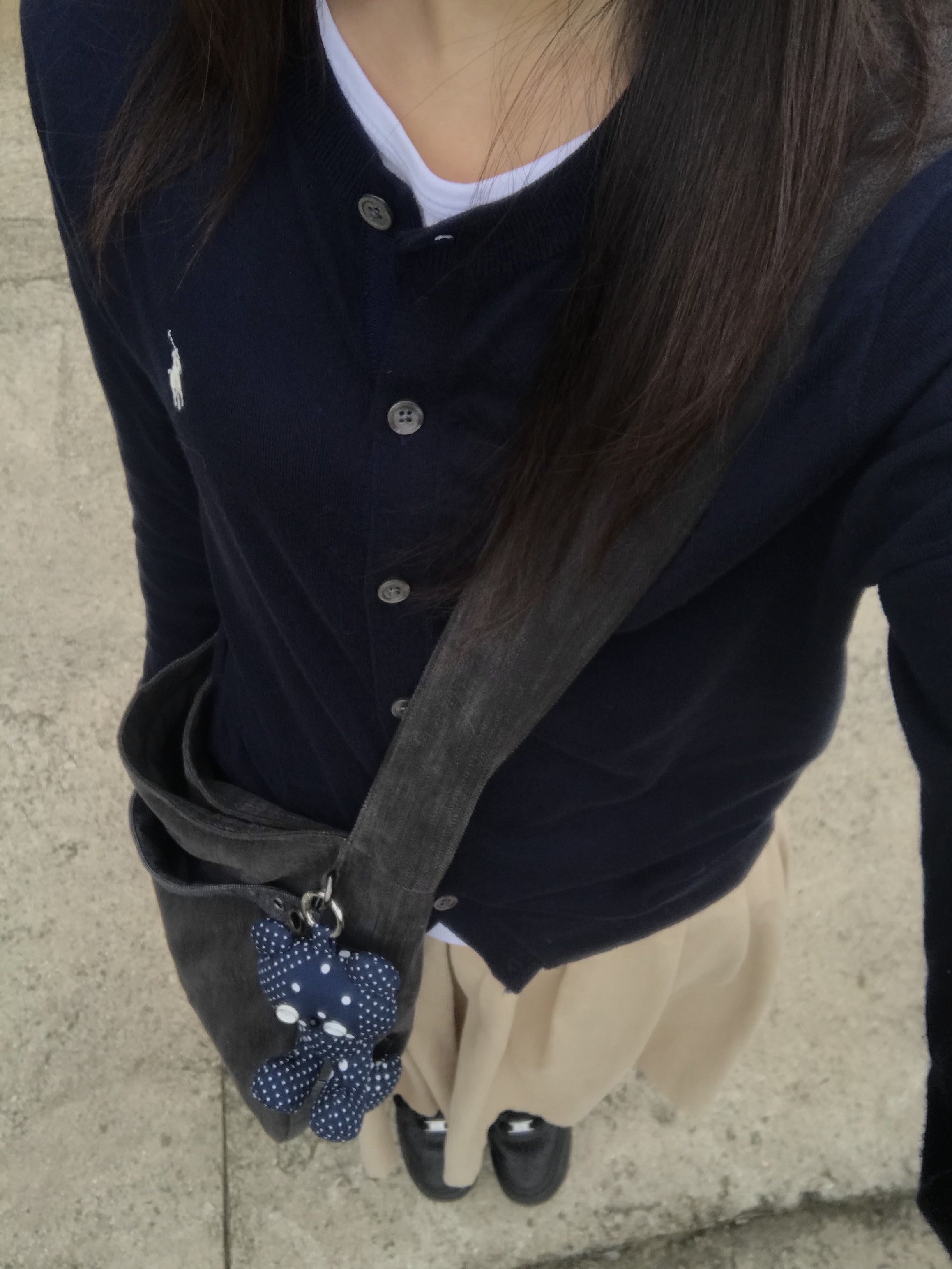 COYSEIO Stripe Point Cross Bag Charcoal 착용 스타일