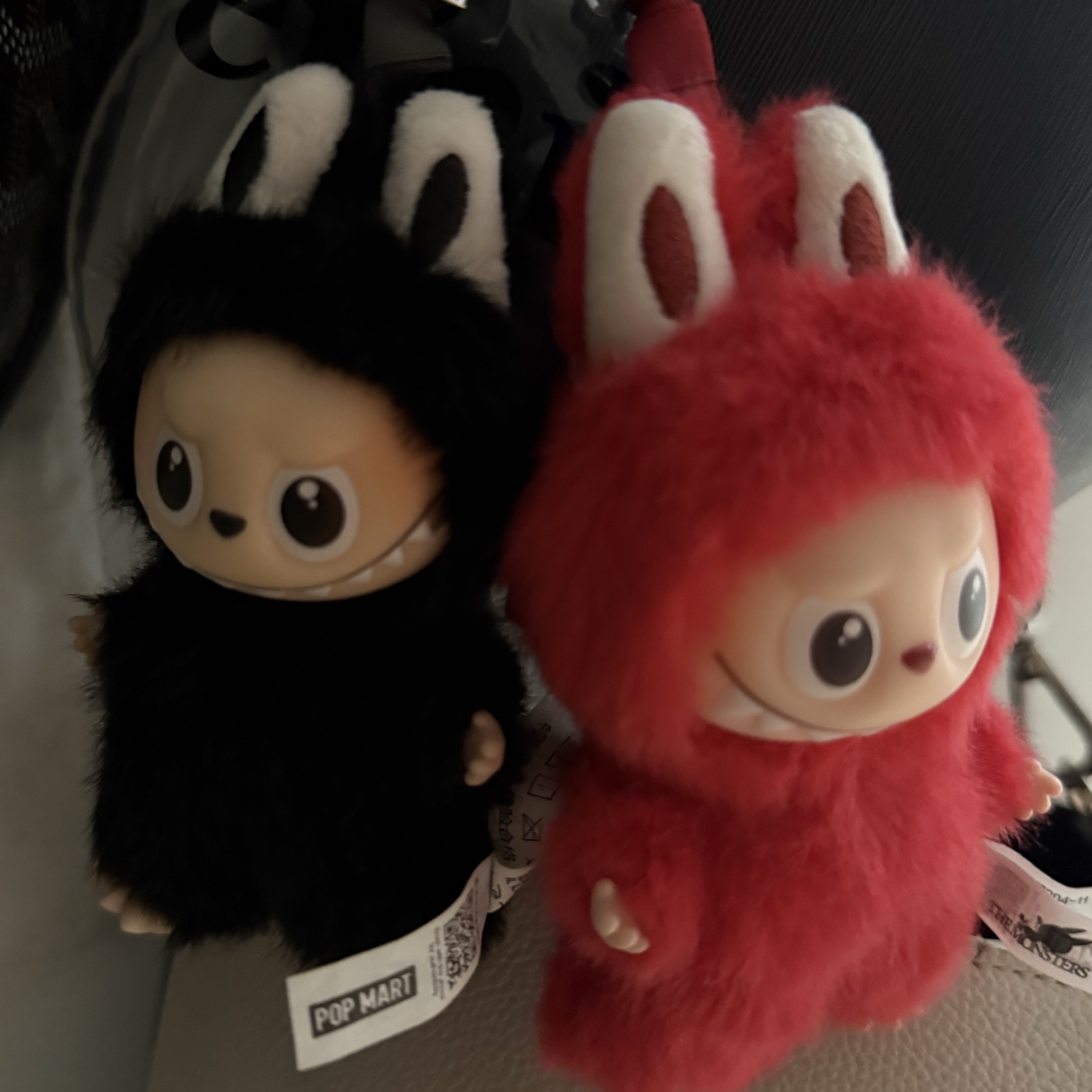 Pop Mart Labubu The Monsters Pin For Love Series Vinyl Plush Pendant (N-Z) R (Opened Case) 착용 스타일