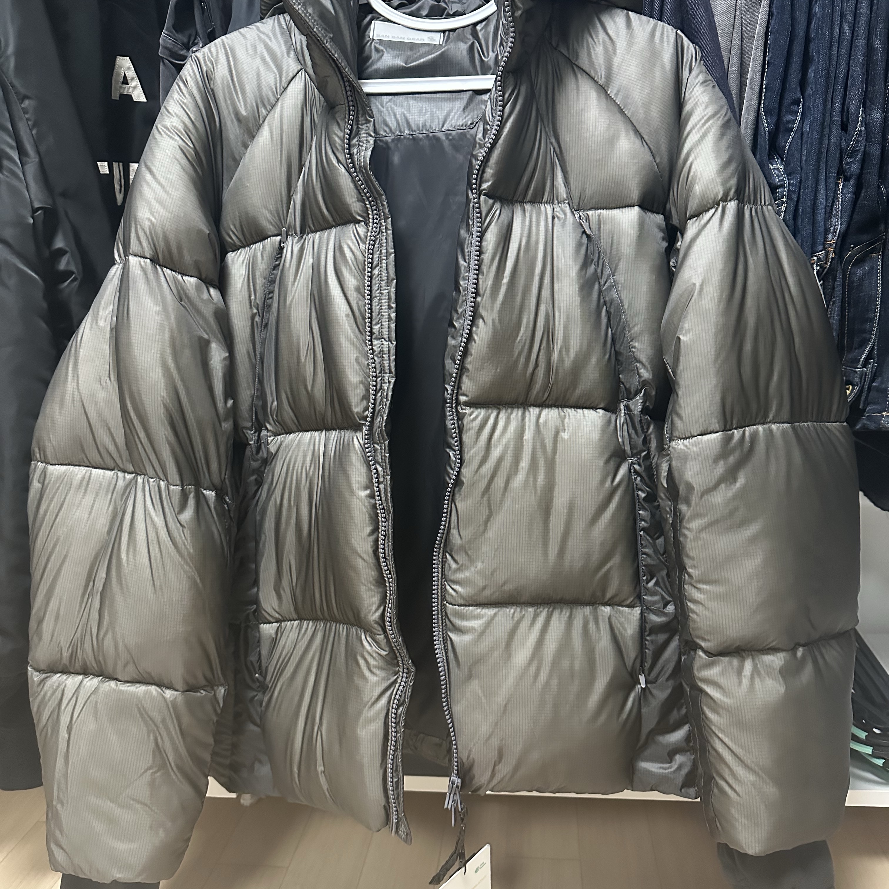 Sansan Gear Shade Puffer Jacket Charcoal 착용 스타일