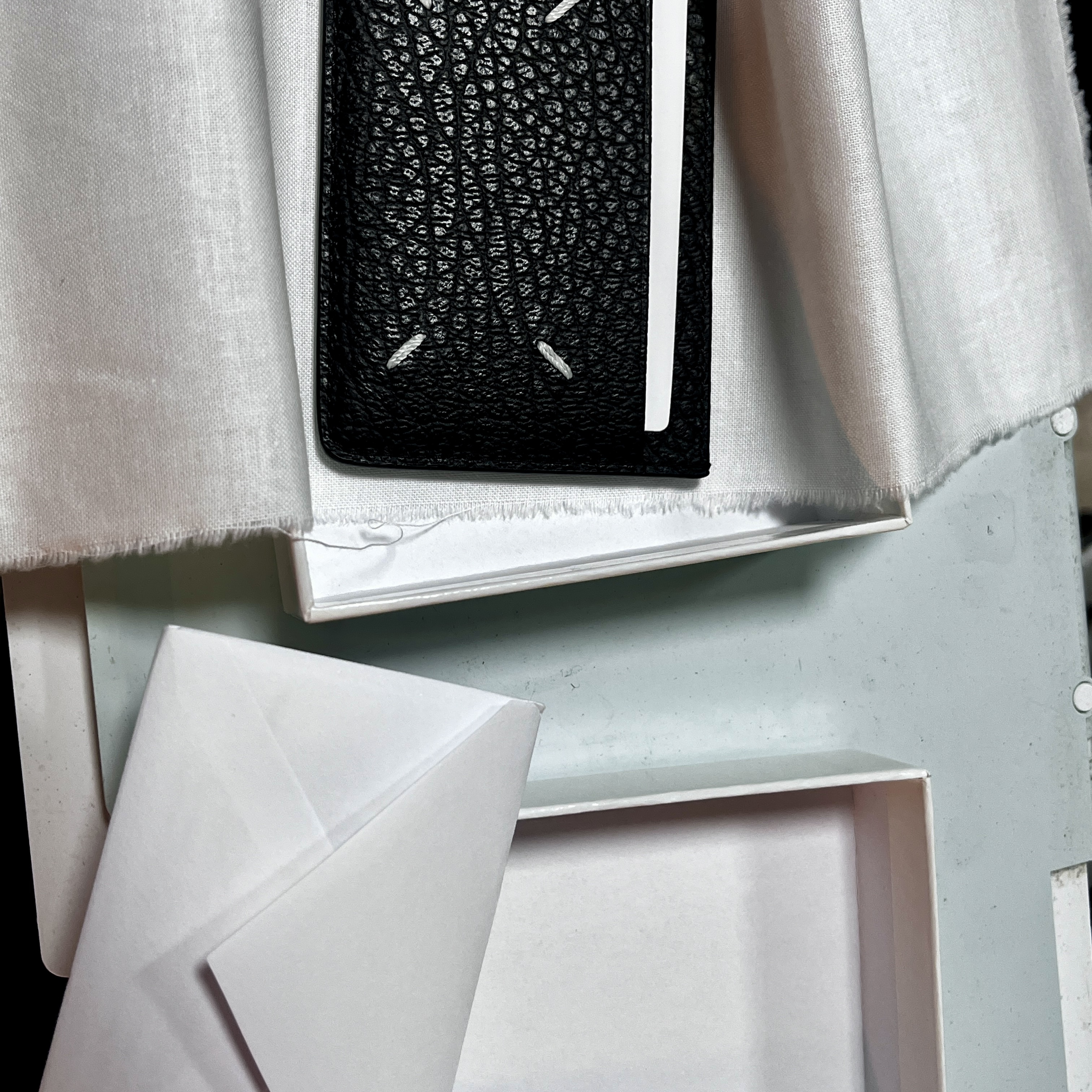 Maison Margiela Four Stitch Card Holder Black 착용 스타일 - 1