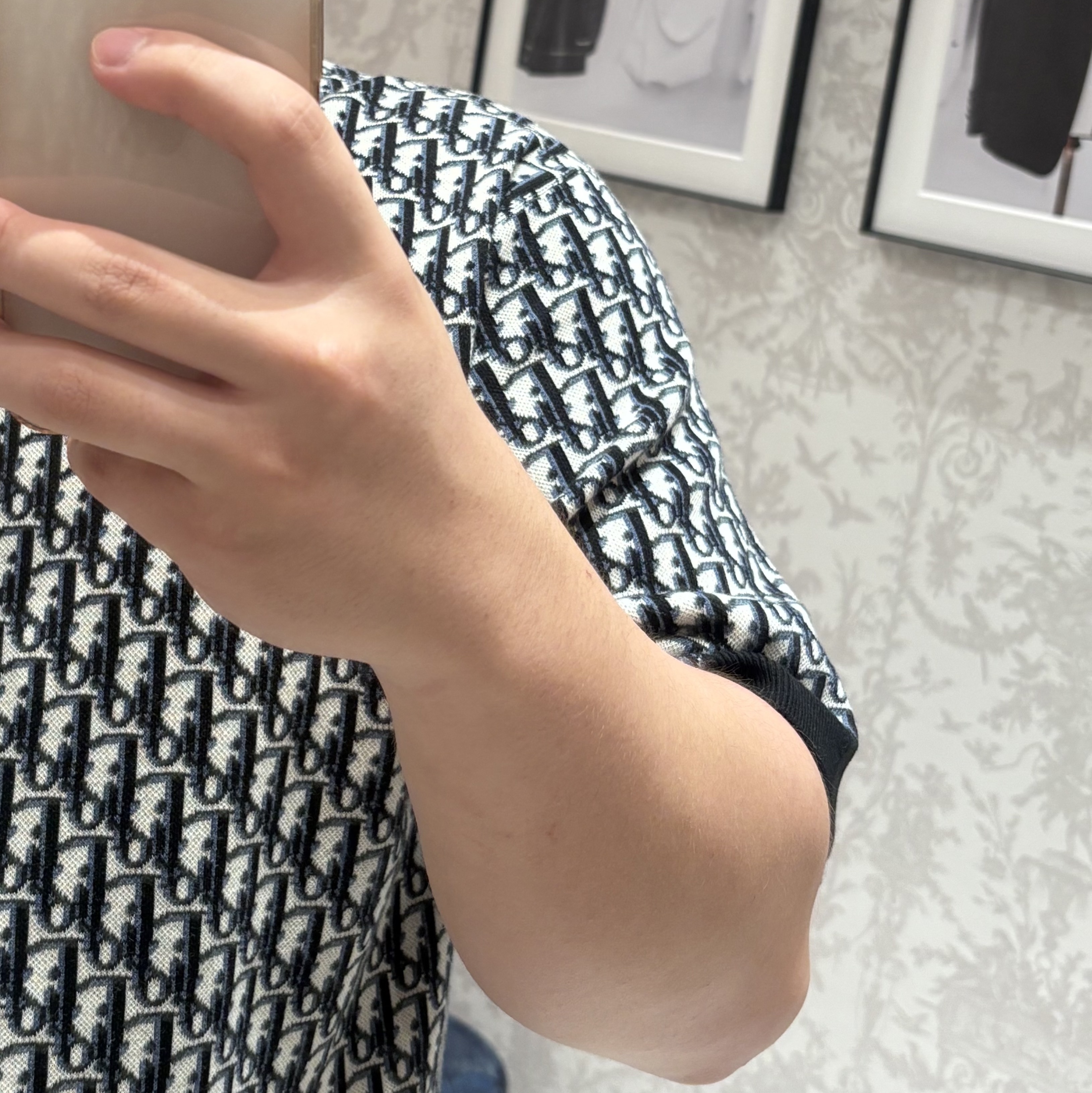 Dior Jacquard Oblique Polo Shirt White Blue Brown, Tiffany & Co. Tiffany Sixteen Stone Ring Platinum with Diamonds 착용 스타일 - 2