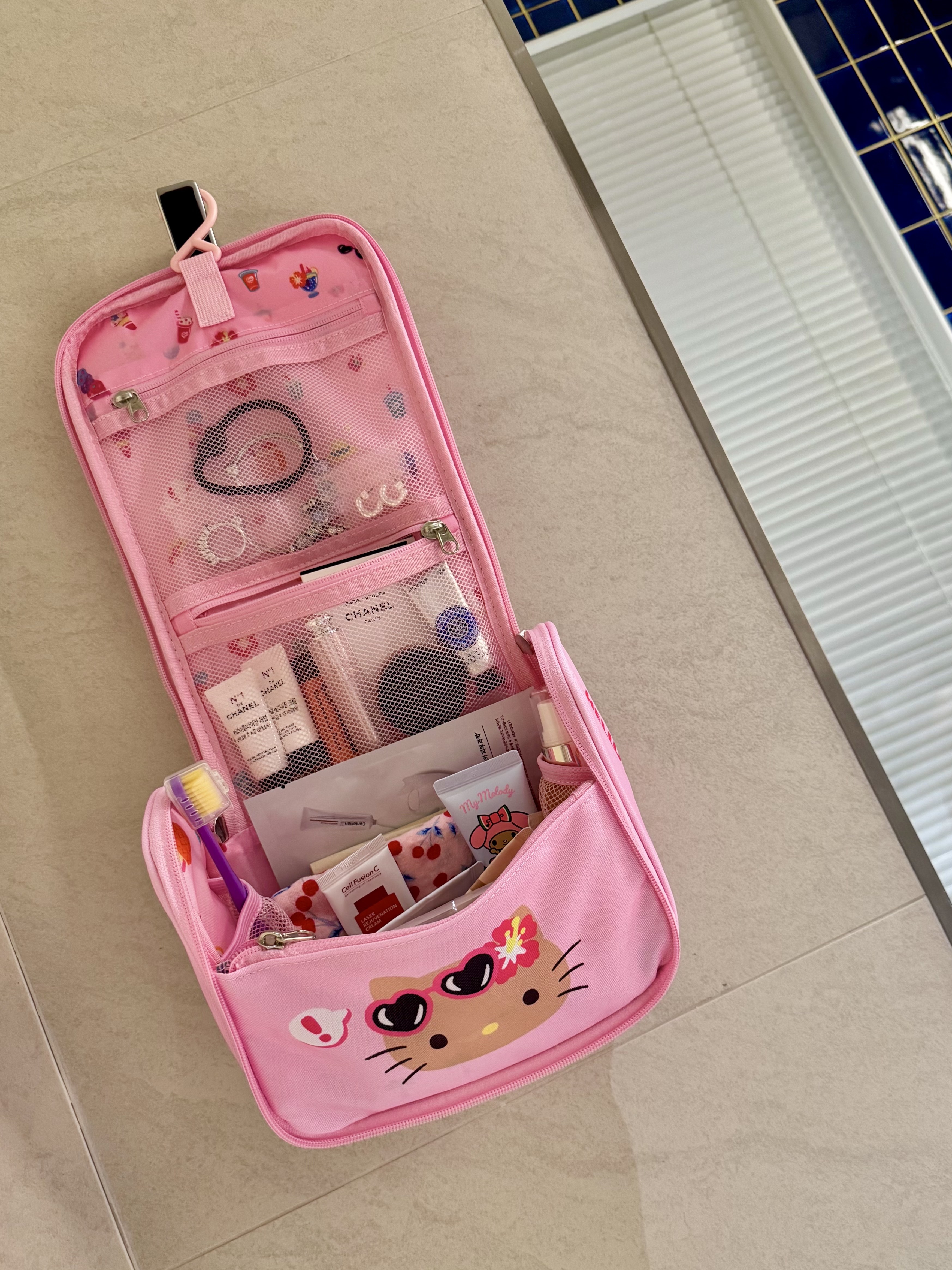 Sanrio x Fillimilli Tanning Hello Kitty Travel Pouch Pink 착용 스타일 - 2