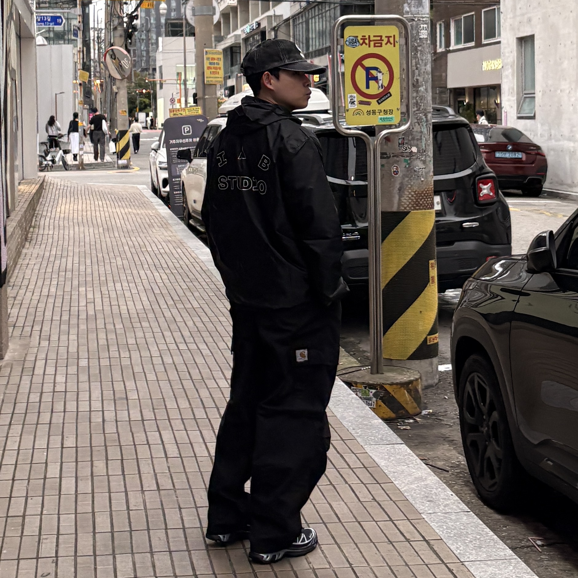 IAB Studio Ripstop Wind Jacket Black 착용 스타일