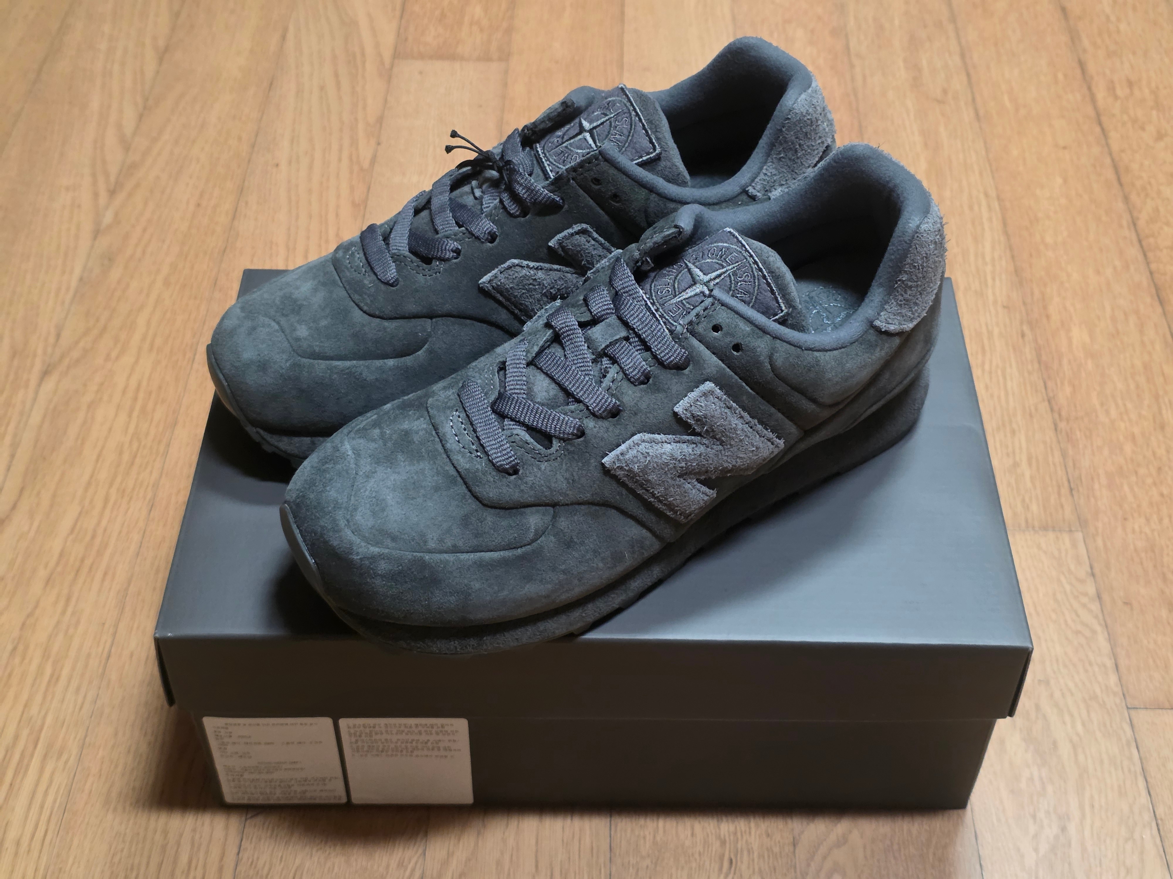 New Balance x Stone Island 574 Ghost Dark Grey 착용 스타일 - 2