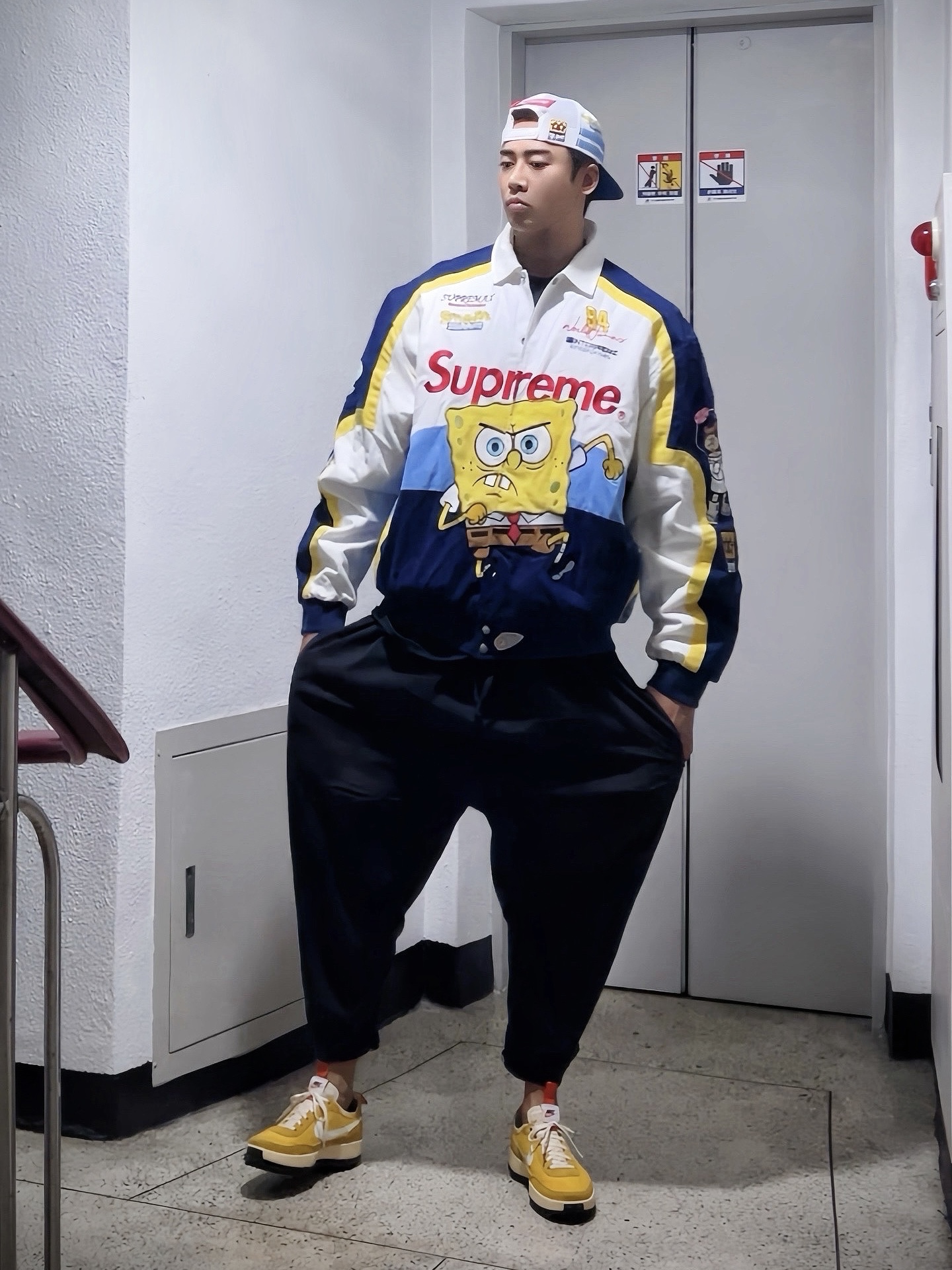 Supreme x SpongeBob SquarePants Jeff Hamilton Mesh Back 6-Panel Navy - 25SS, Supreme x SpongeBob SquarePants Jeff Hamilton Racing Jacket White - 25SS 착용 스타일