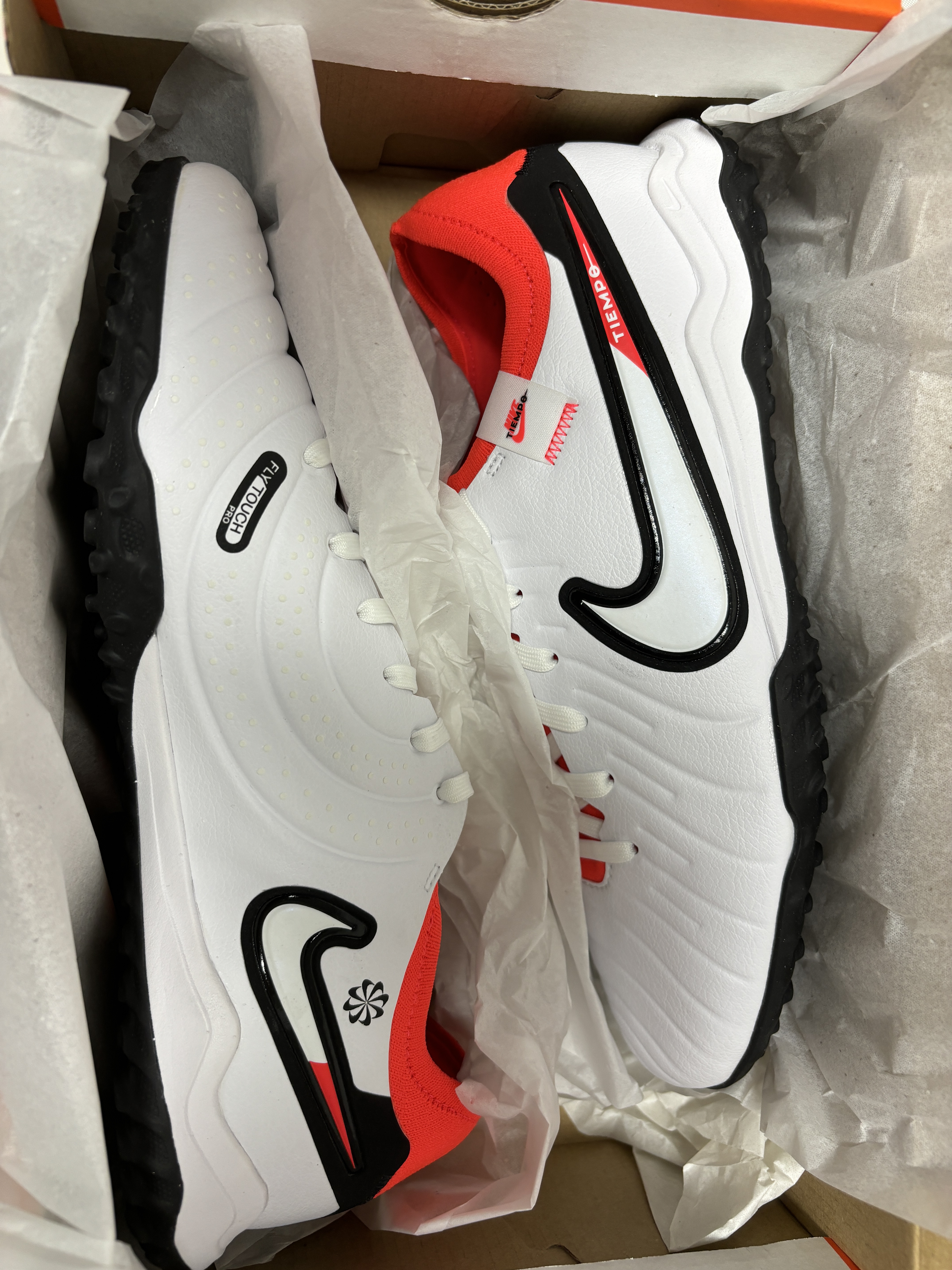 Nike Tiempo Legend 10 Pro TF White Bright Crimson 착용 스타일 - 1