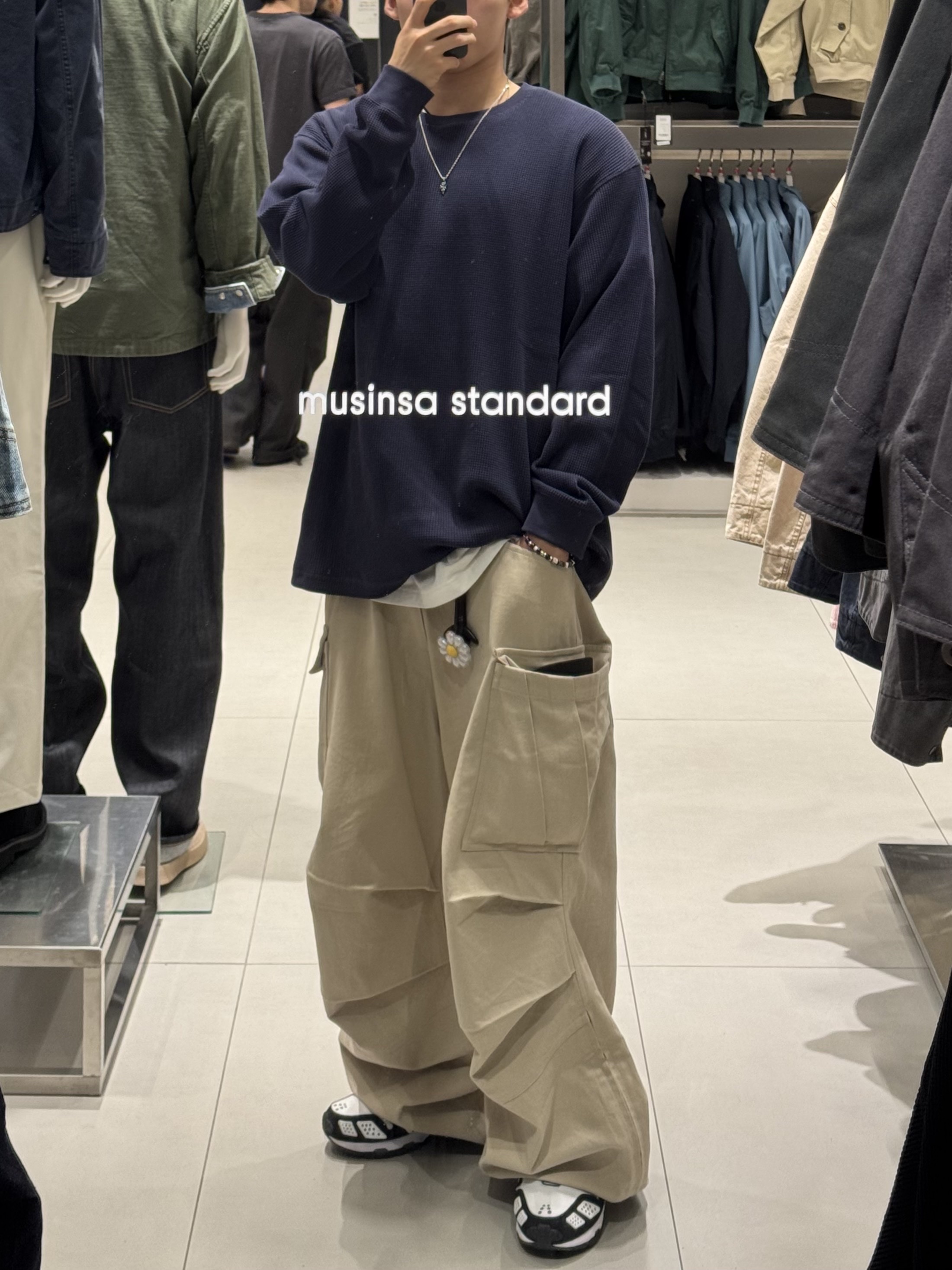 Nonnod Side Zip Cargo Pants Beige, G-DRAGON Ubermensch Official Mini Light Keyring 착용 스타일