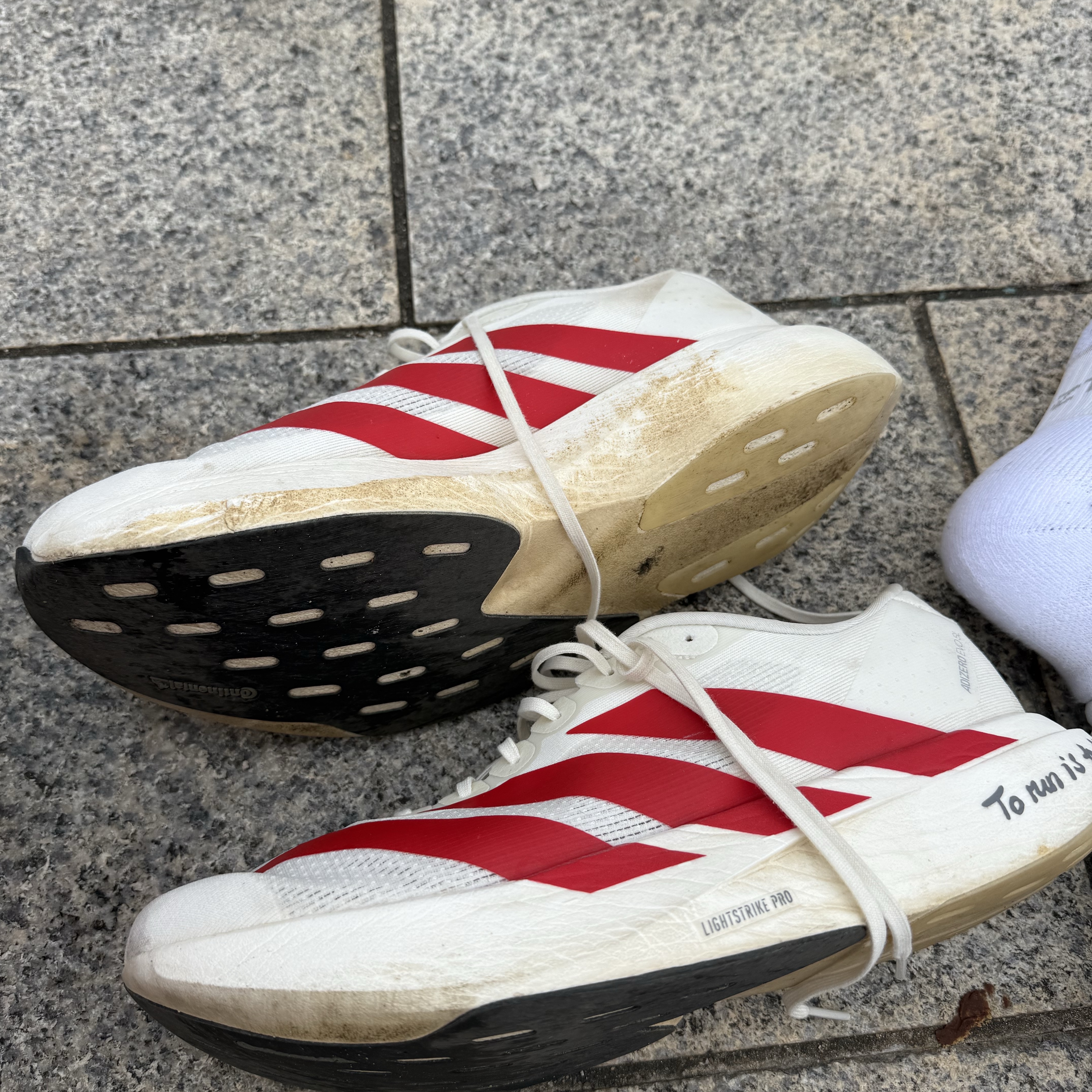 Adidas Adizero EVO SL Off White Better Scarlet 착용 스타일 - 2
