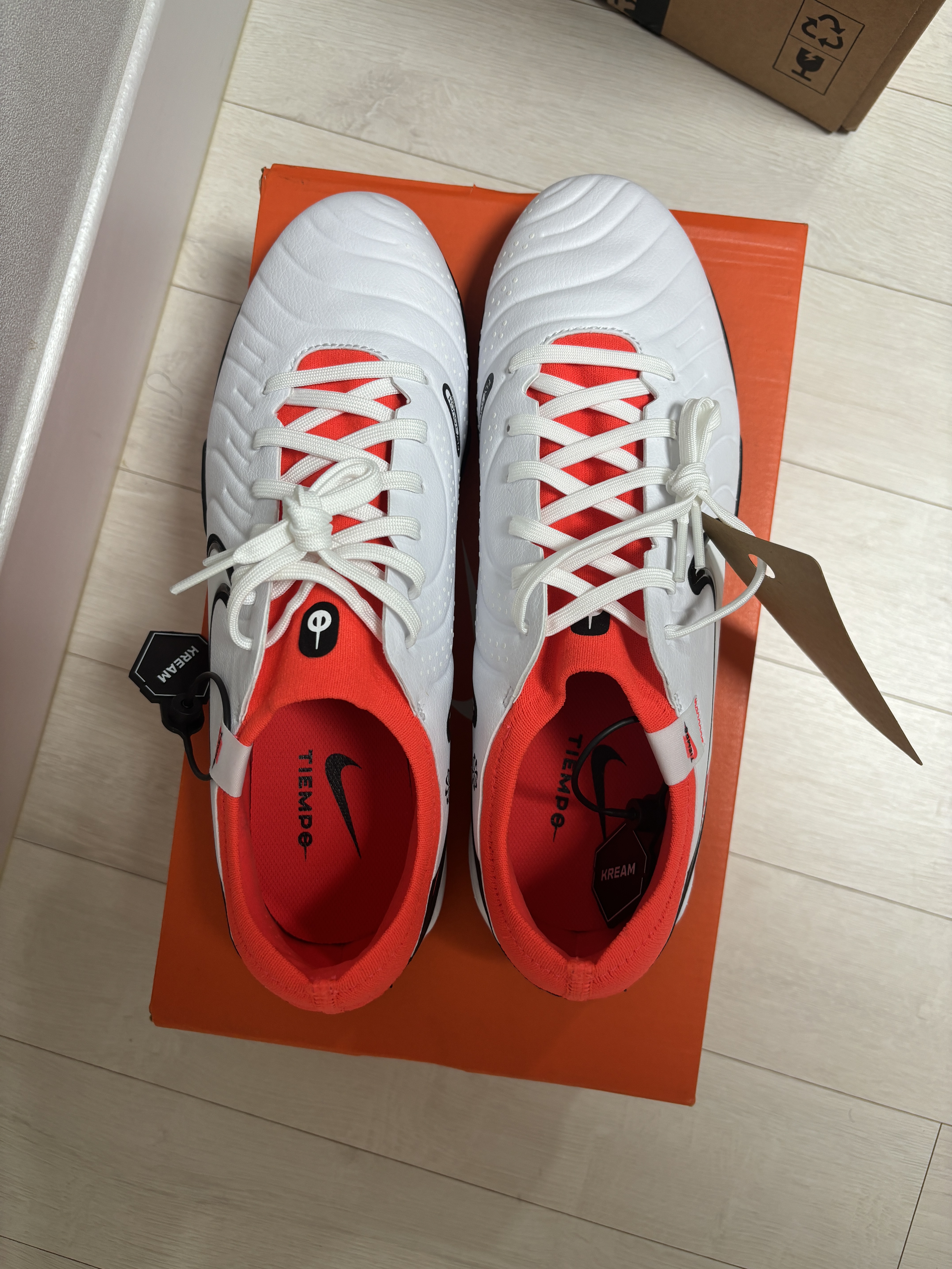 Nike Tiempo Legend 10 Pro TF White Bright Crimson 착용 스타일 - 2