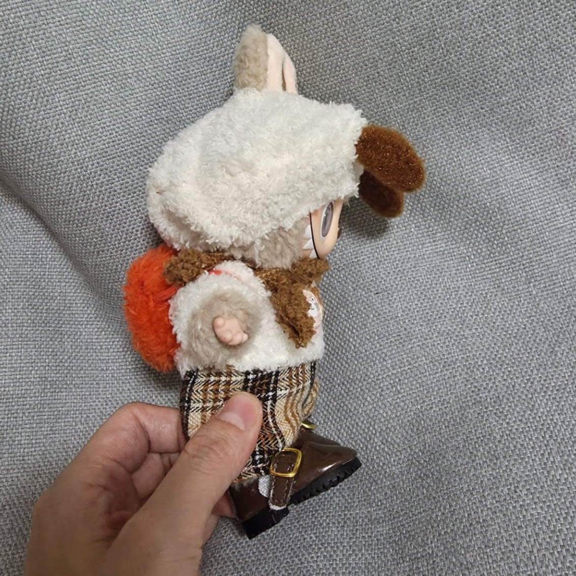 Pop Mart Labubu The Monsters Labubu Tasty Macarons Series Toffe Keyring 착용 스타일 - 3