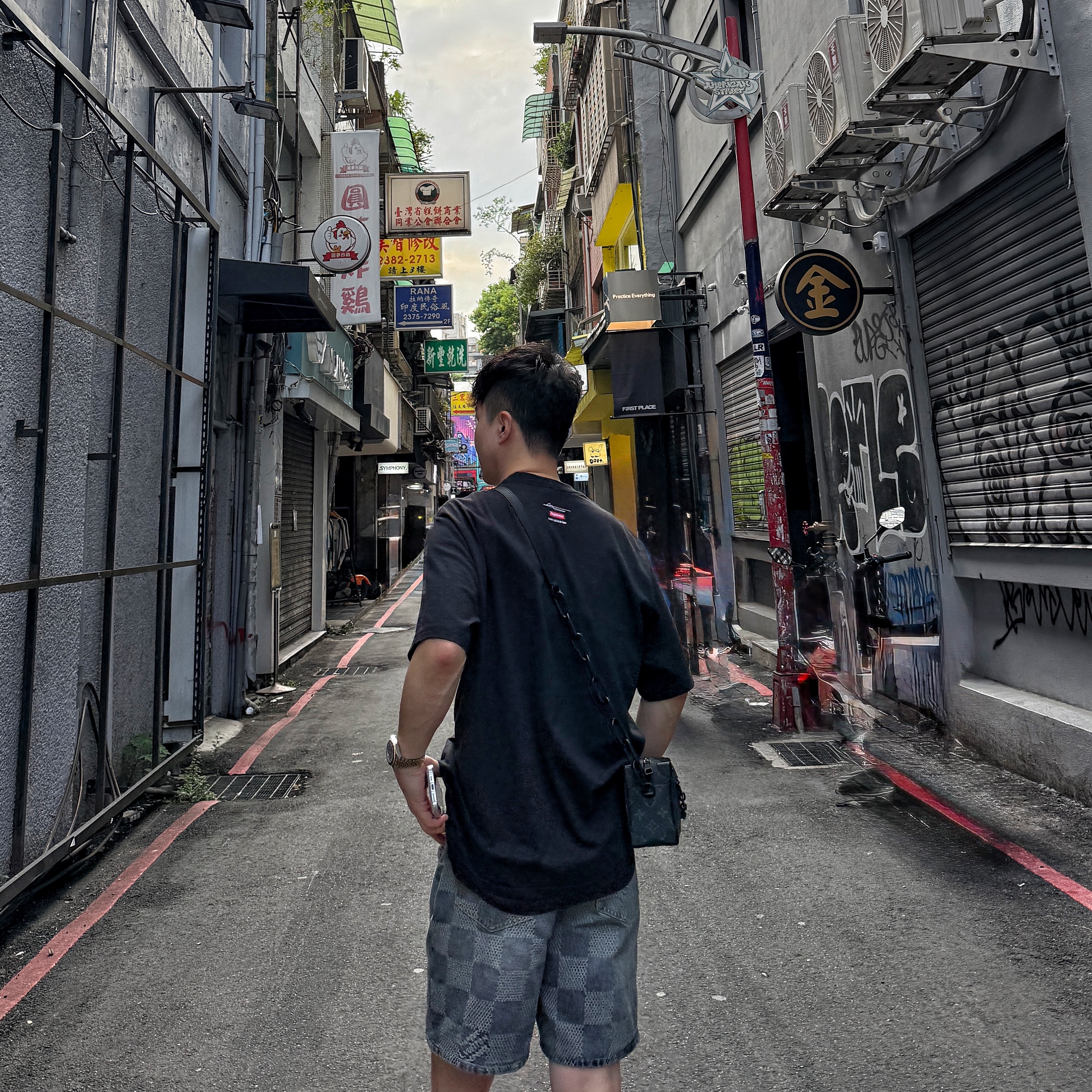 Supreme Mark Leckey Greenscreen T-Shirt Black - 23FW, Louis Vuitton Denim Carpenter Shorts Indigo Blue 착용 스타일
