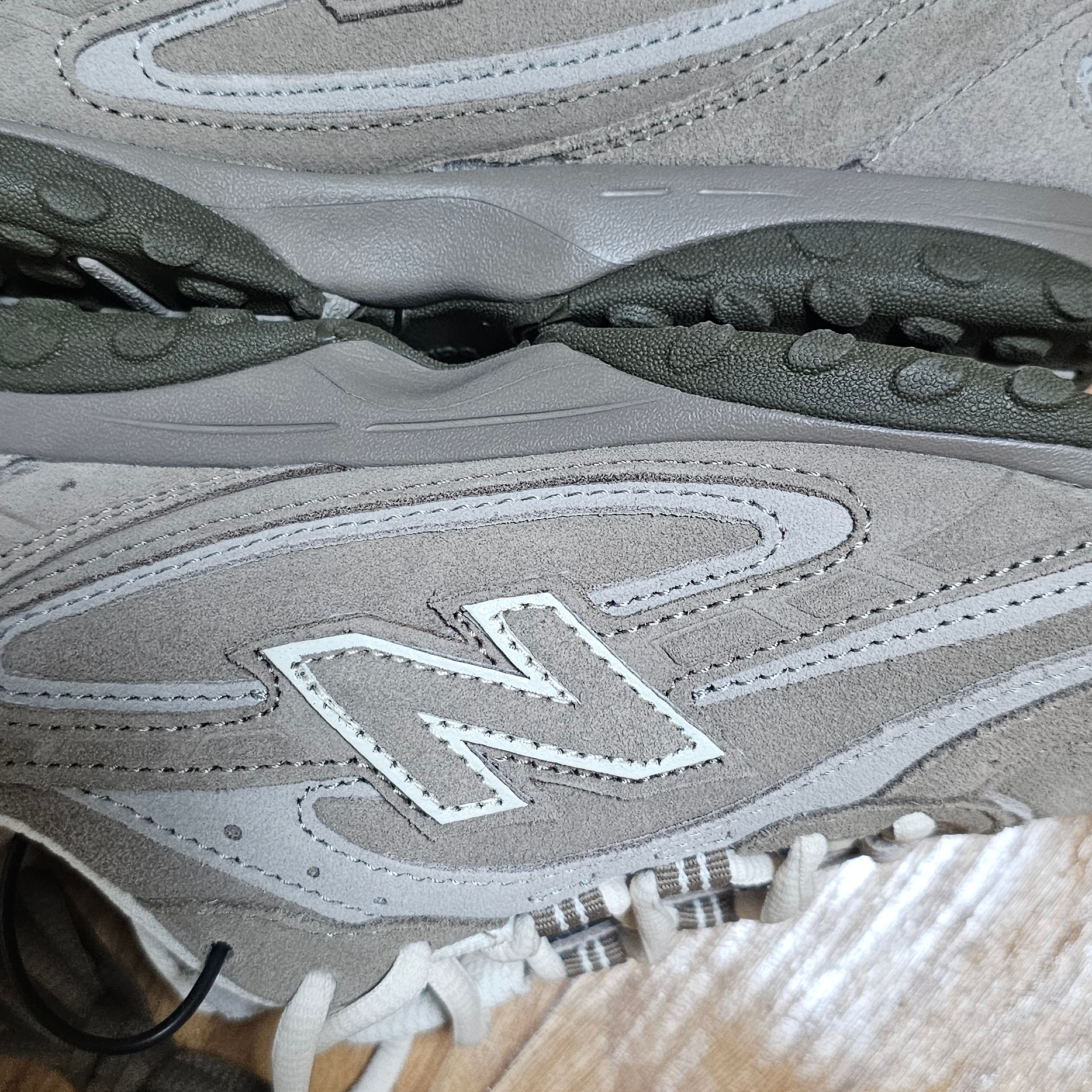 New Balance 204L Suede Mushroom Arid Stone 착용 스타일 - 2