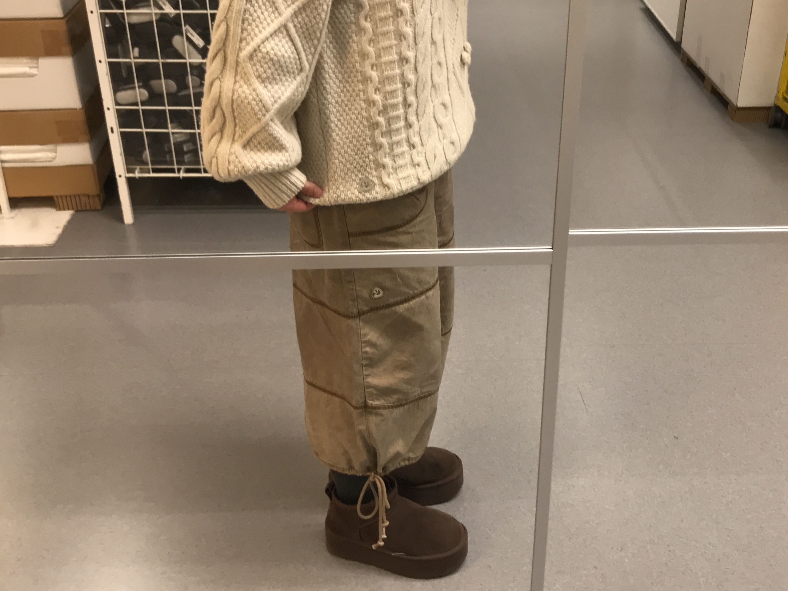 (W) UGG Classic Ultra Mini Platform Boots Burnt Cedar, COYSEIO Pompom Cable Knit Ivory 착용 스타일 - 1