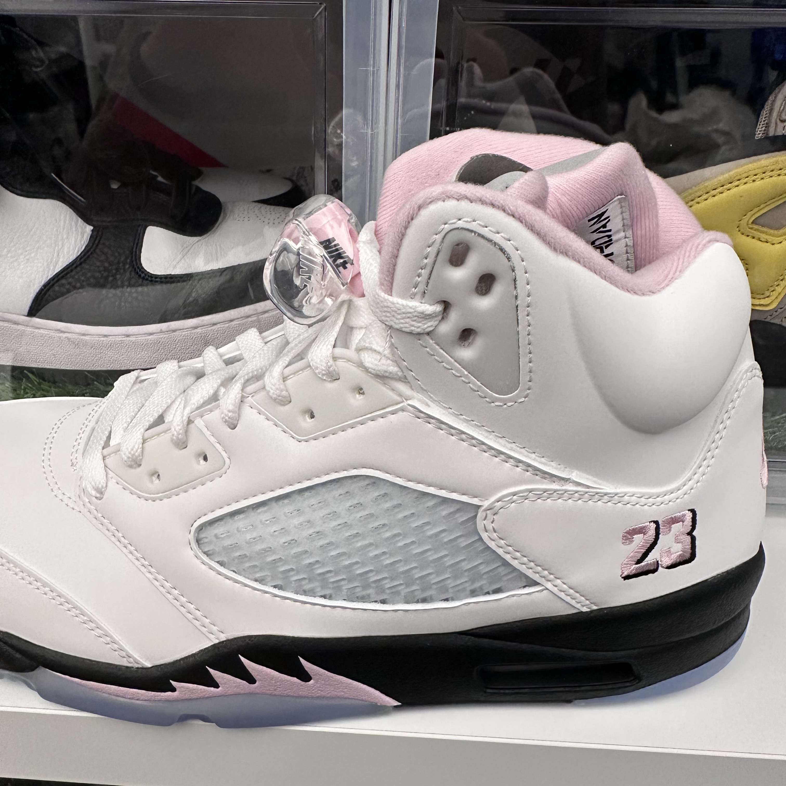 Jordan 5 Retro White Medium Soft Pink 착용 스타일 - 2