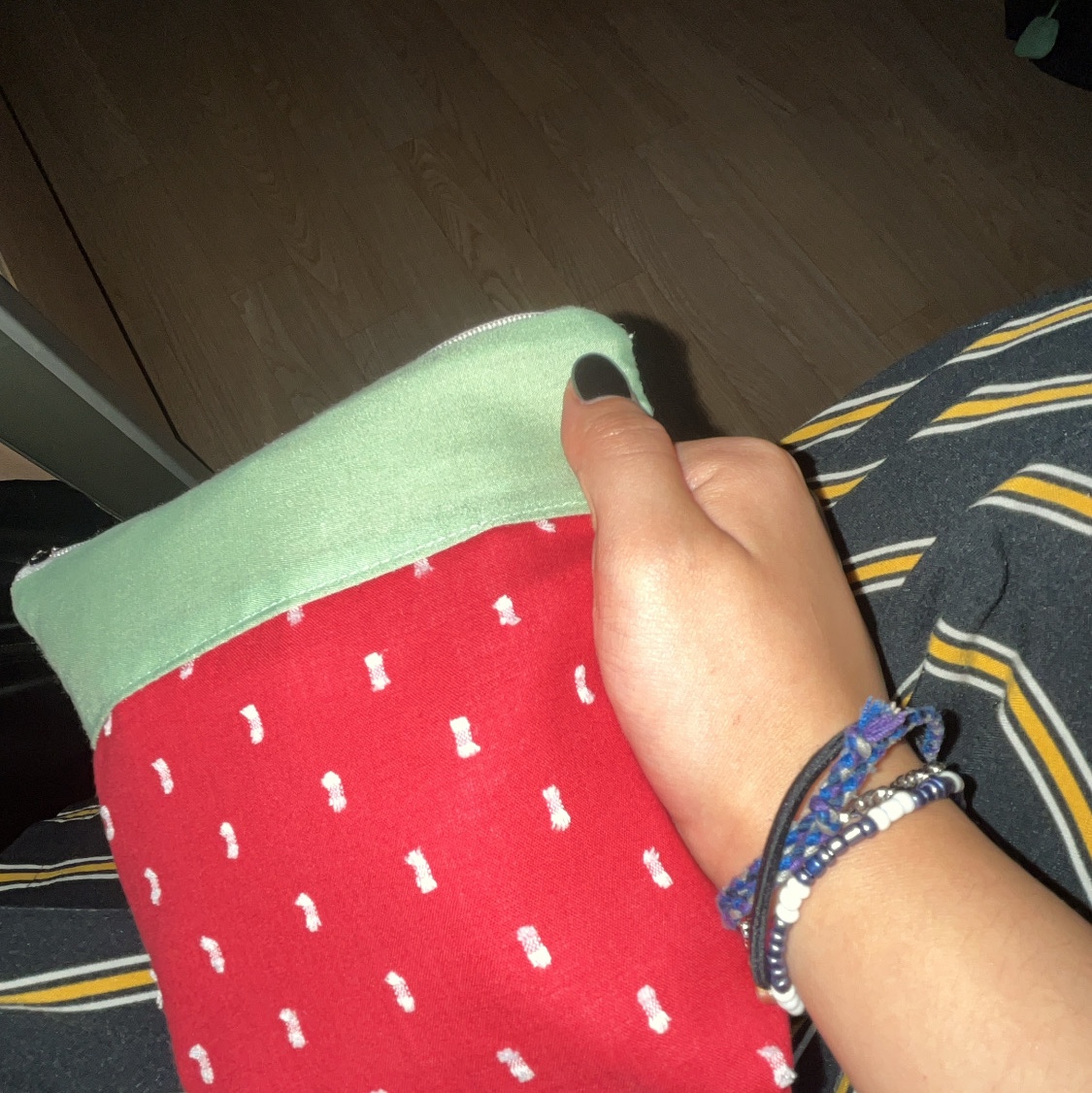 [KREAM 단독]  Isummerly Love Berry Pouch Red 착용 스타일