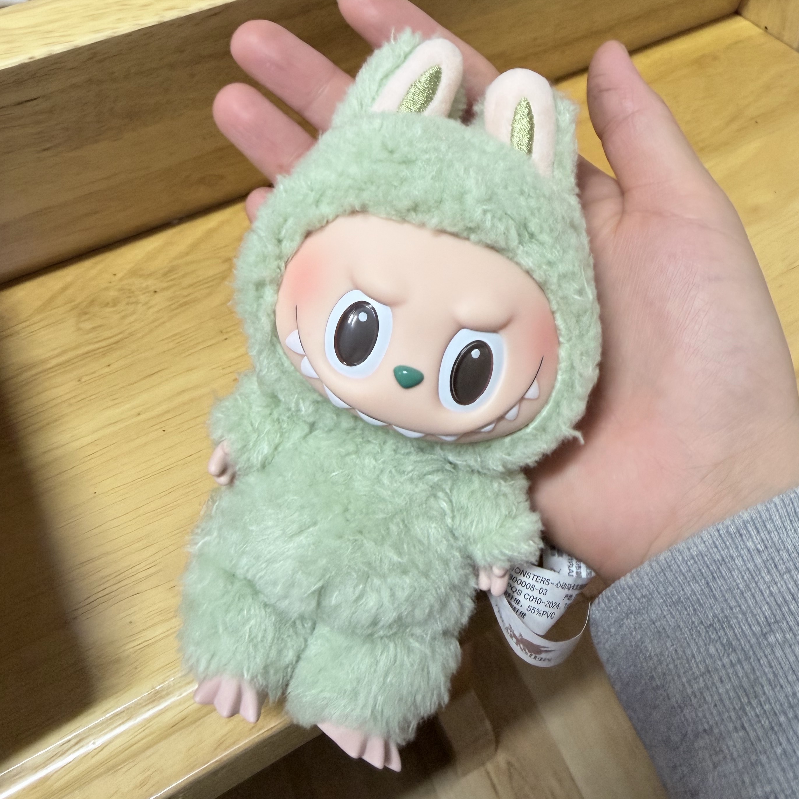 Pop Mart The Monsters Labubu Tasty Macarons Series Sealed Case (Bundle of 2/1 Blind Box) 착용 스타일