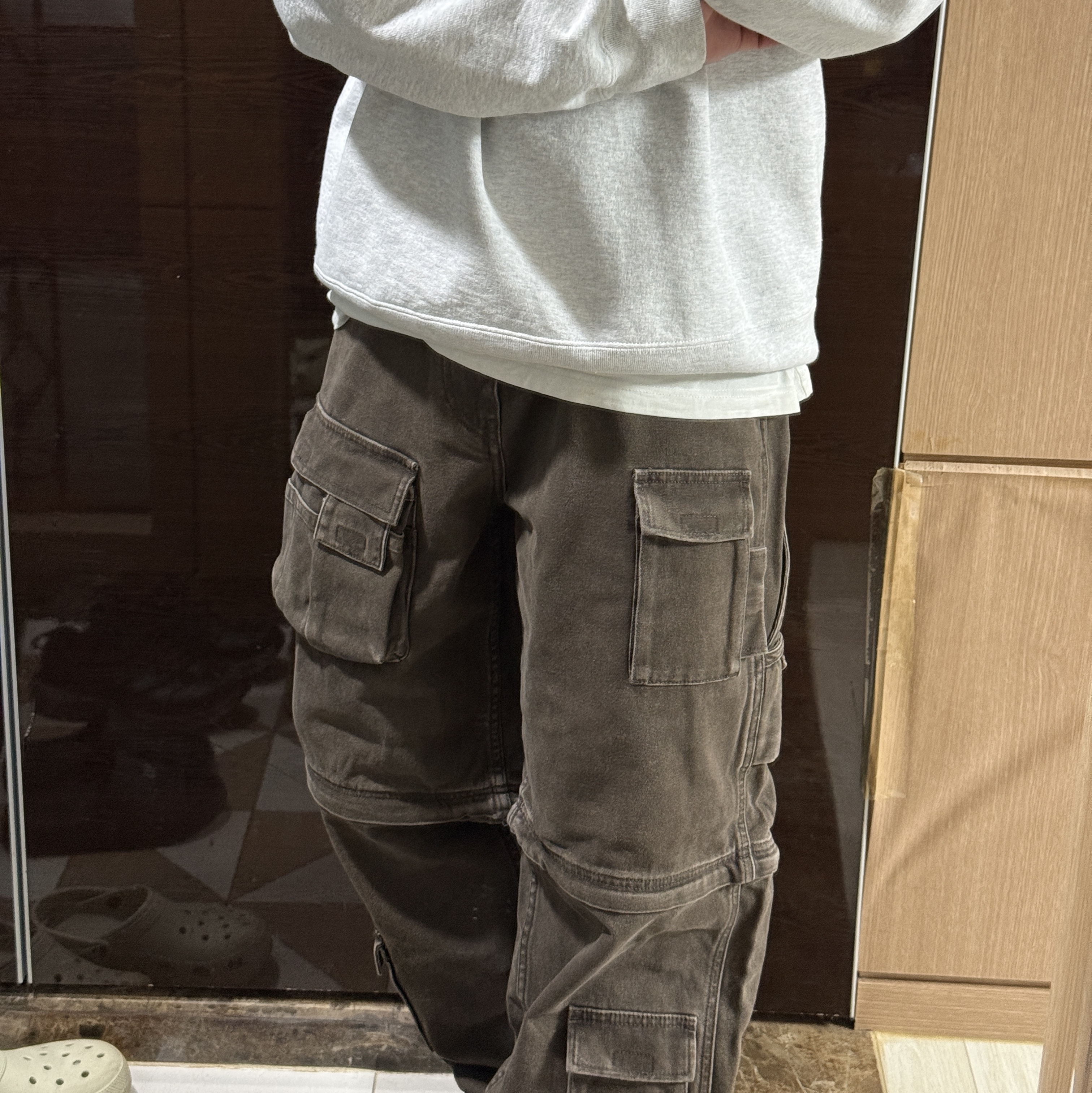 Supreme Zip-Off Utility Pant Brown - 25FW, Supreme Small Box Crewneck Ash Grey 착용 스타일 - 1