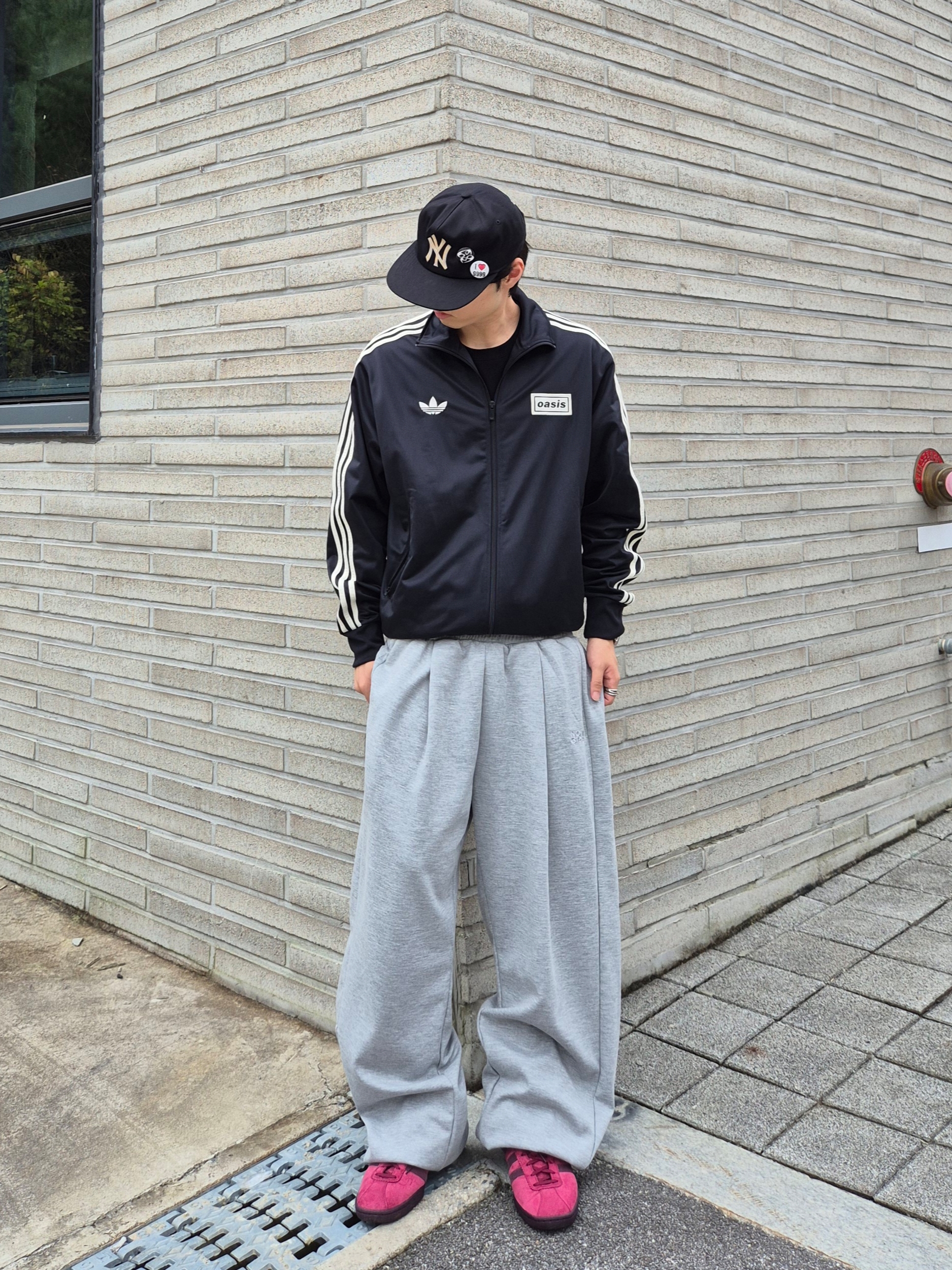 Adidas x Oasis Tour Firebird Track Top Black - US Sizing, Stussy Canvas Flight Bag Washed Black 착용 스타일 - 2