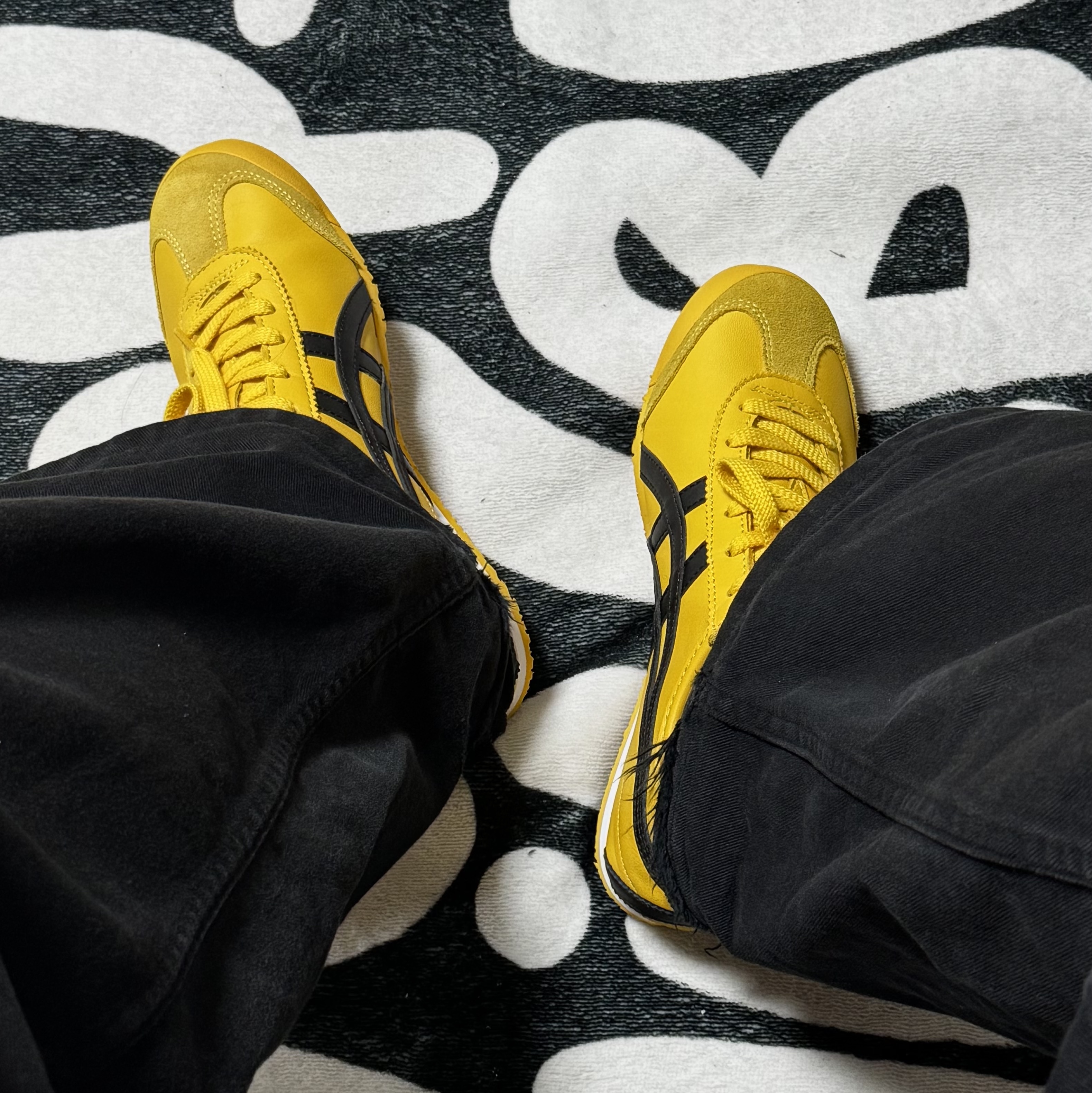 Onitsuka Tiger Mexico 66 Yellow Black 착용 스타일 - 2