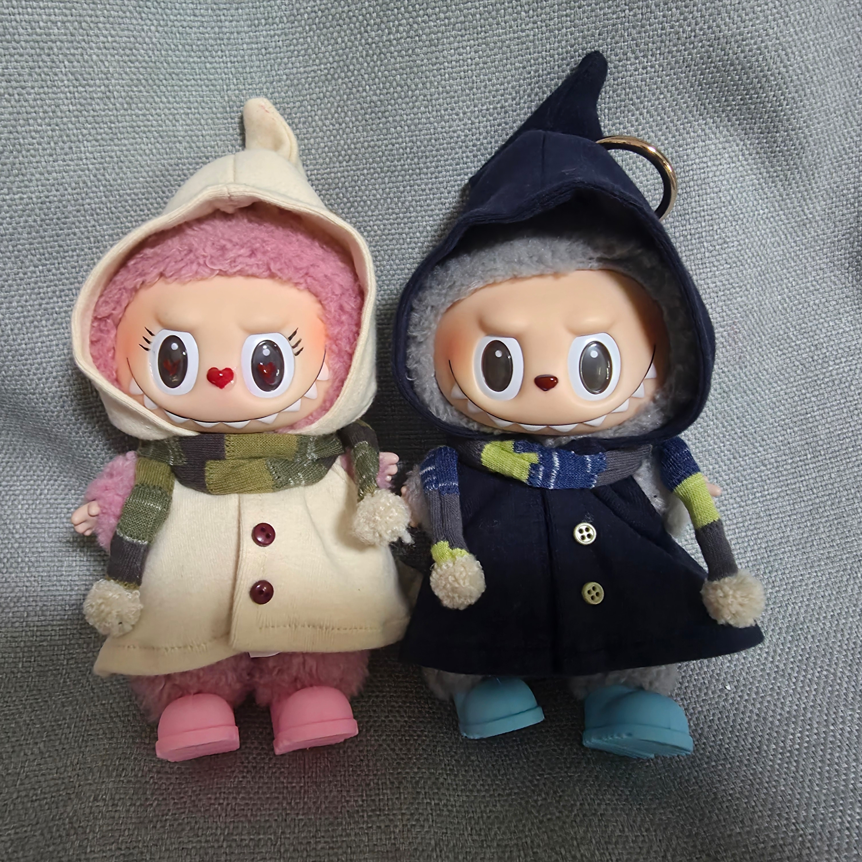 Pop Mart Labubu The Monsters Labubu Tasty Macarons Series Lyche Berry Keyring, Pop Mart Labubu The Monsters Labubu Tasty Macarons Series Sea Salt Coconut Keyring 착용 스타일