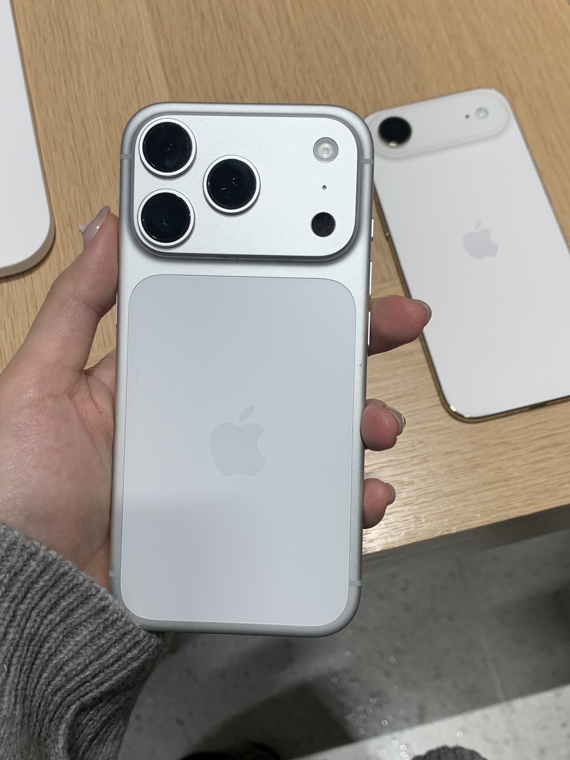 Apple iPhone 17 Pro 256GB Silver, Apple iPhone 17 Air 512GB Cloud White 착용 스타일
