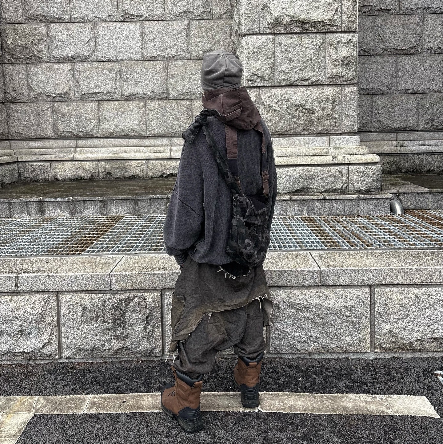 AJOBYAJO PBA Five AJO Logos Washed Sweater BLACK 착용 스타일 - 1