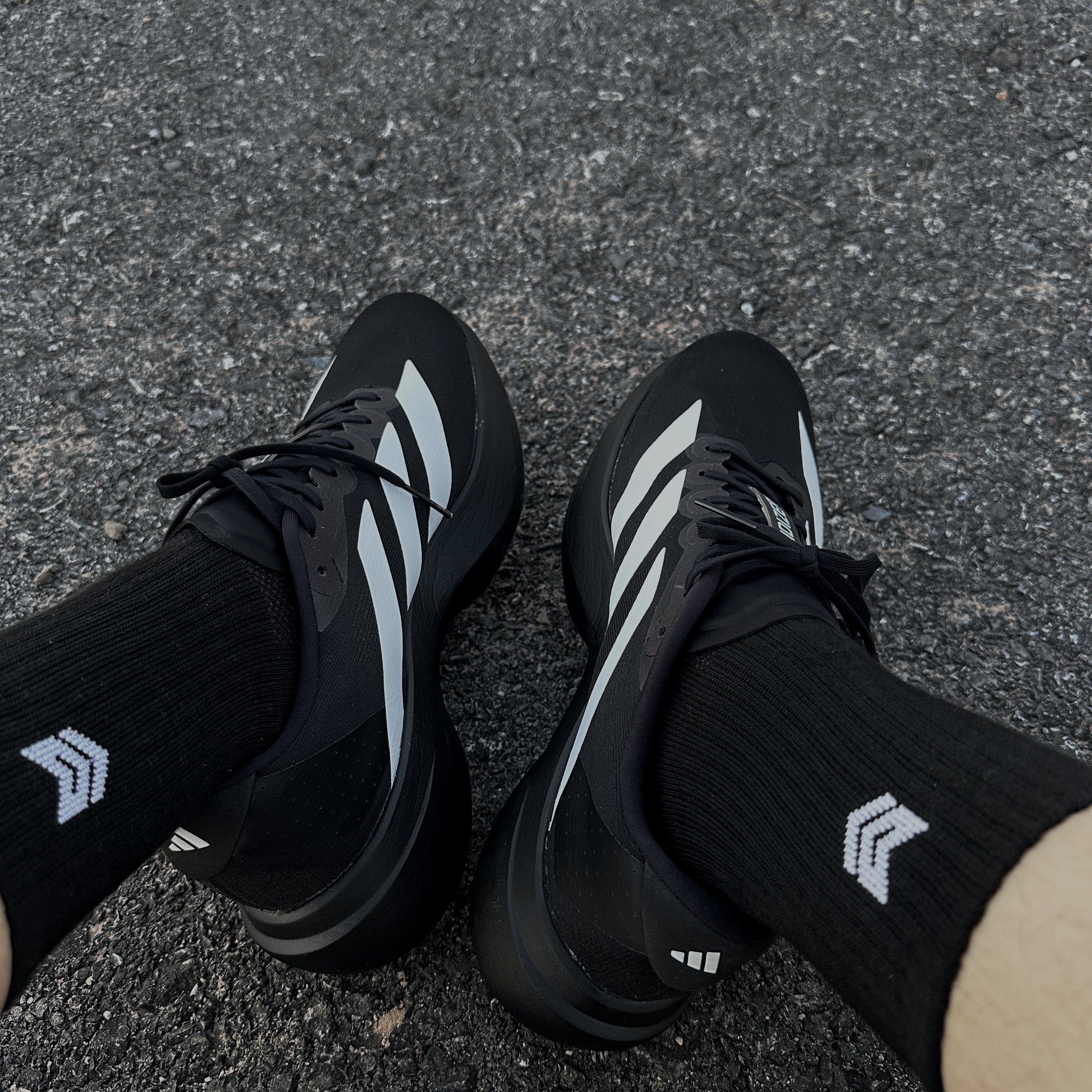 Adidas Adizero EVO SL Core Black Cloud White 착용 스타일 - 2