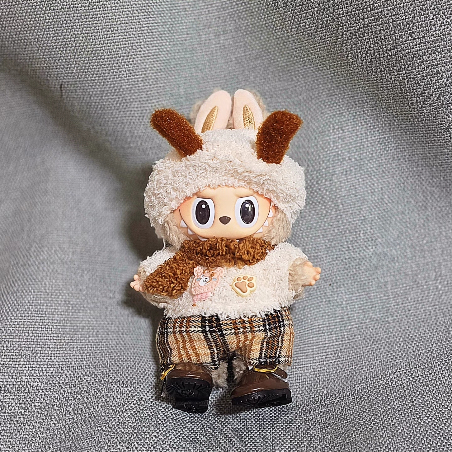 Pop Mart Labubu The Monsters Labubu Tasty Macarons Series Toffe Keyring 착용 스타일 - 1