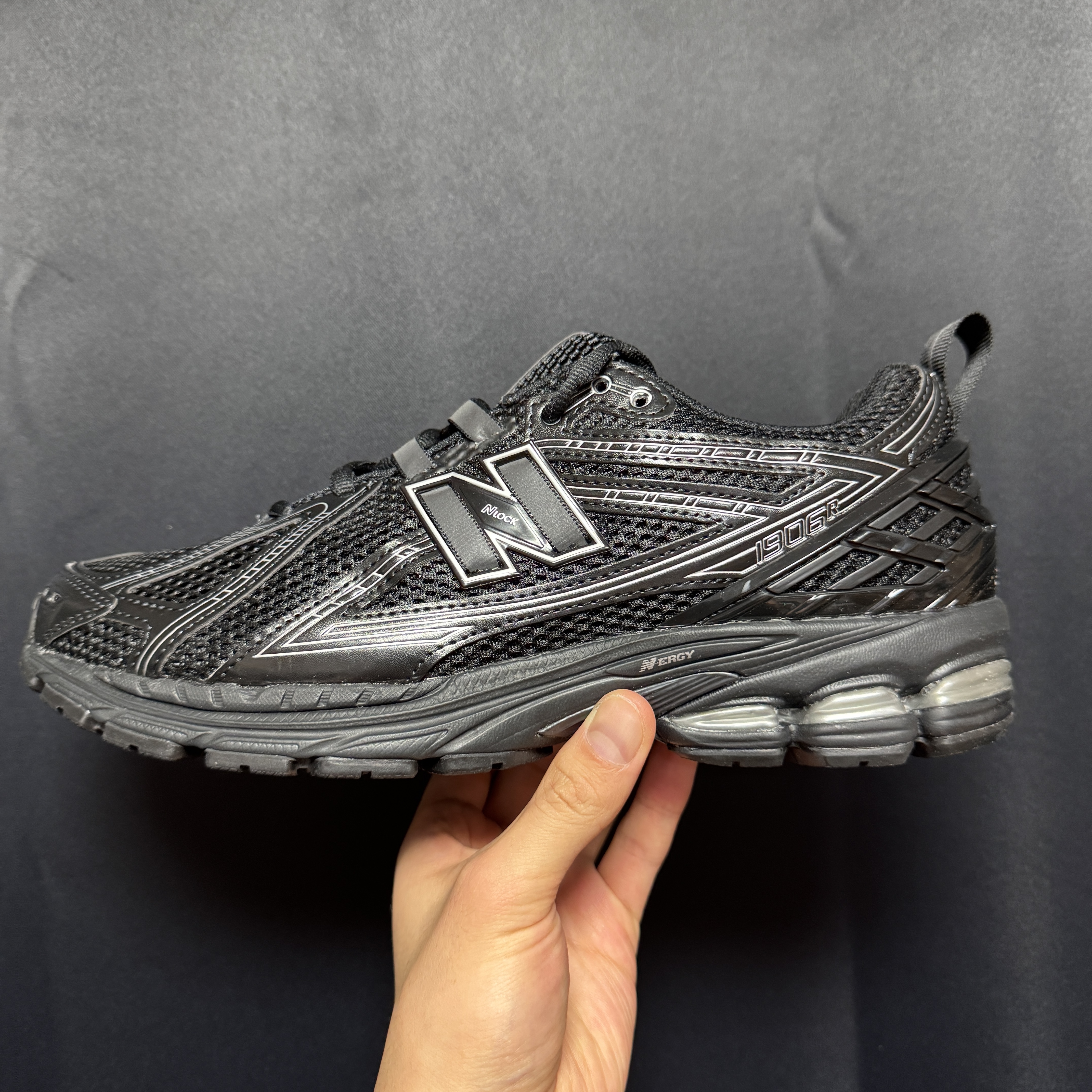 New Balance 1906R Black Silver Metallic 착용 스타일
