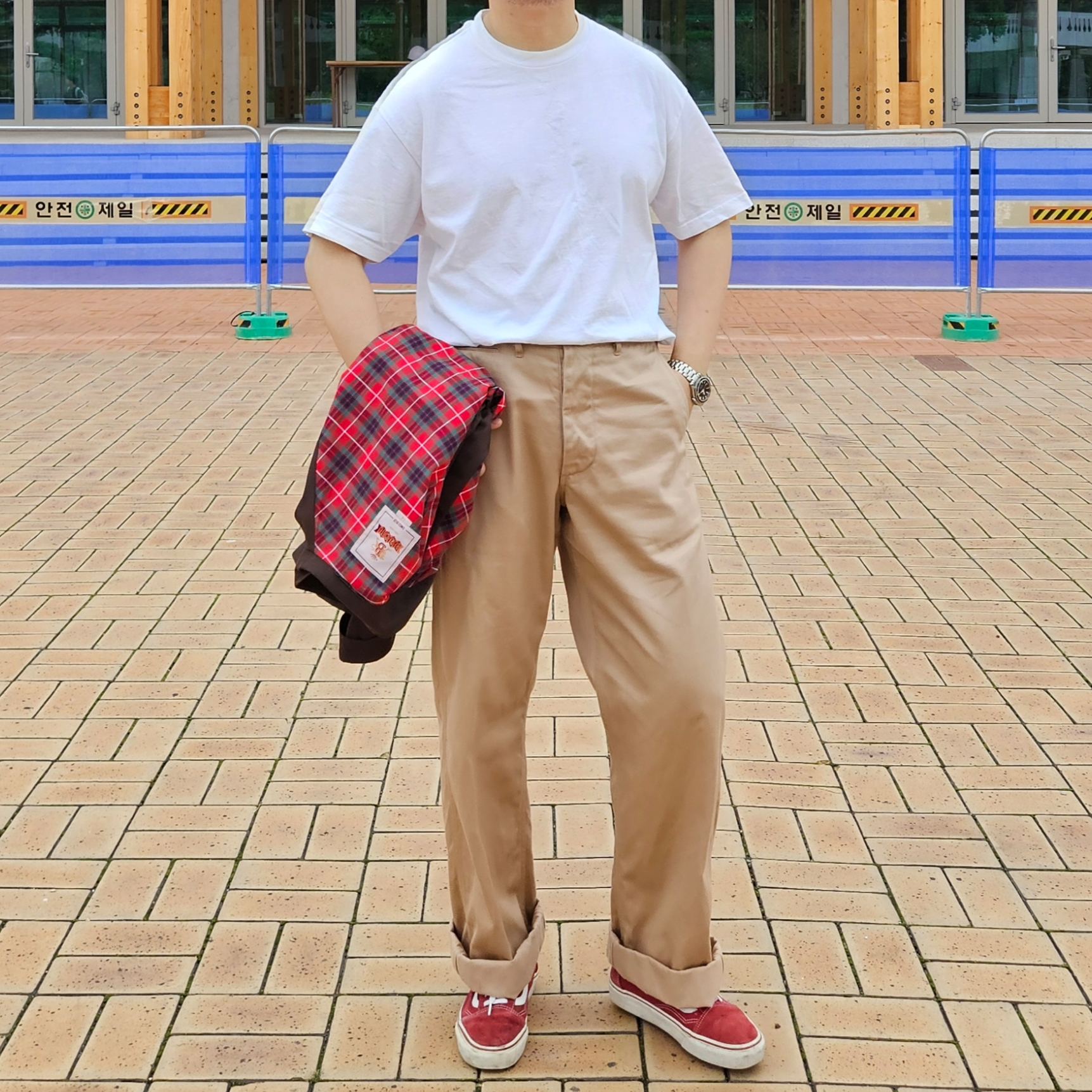 Vans Old Skool Wave Washed Red, Buzz Rickson's Early Military Chinos 1945 Model One Wash Beige 착용 스타일 - 4