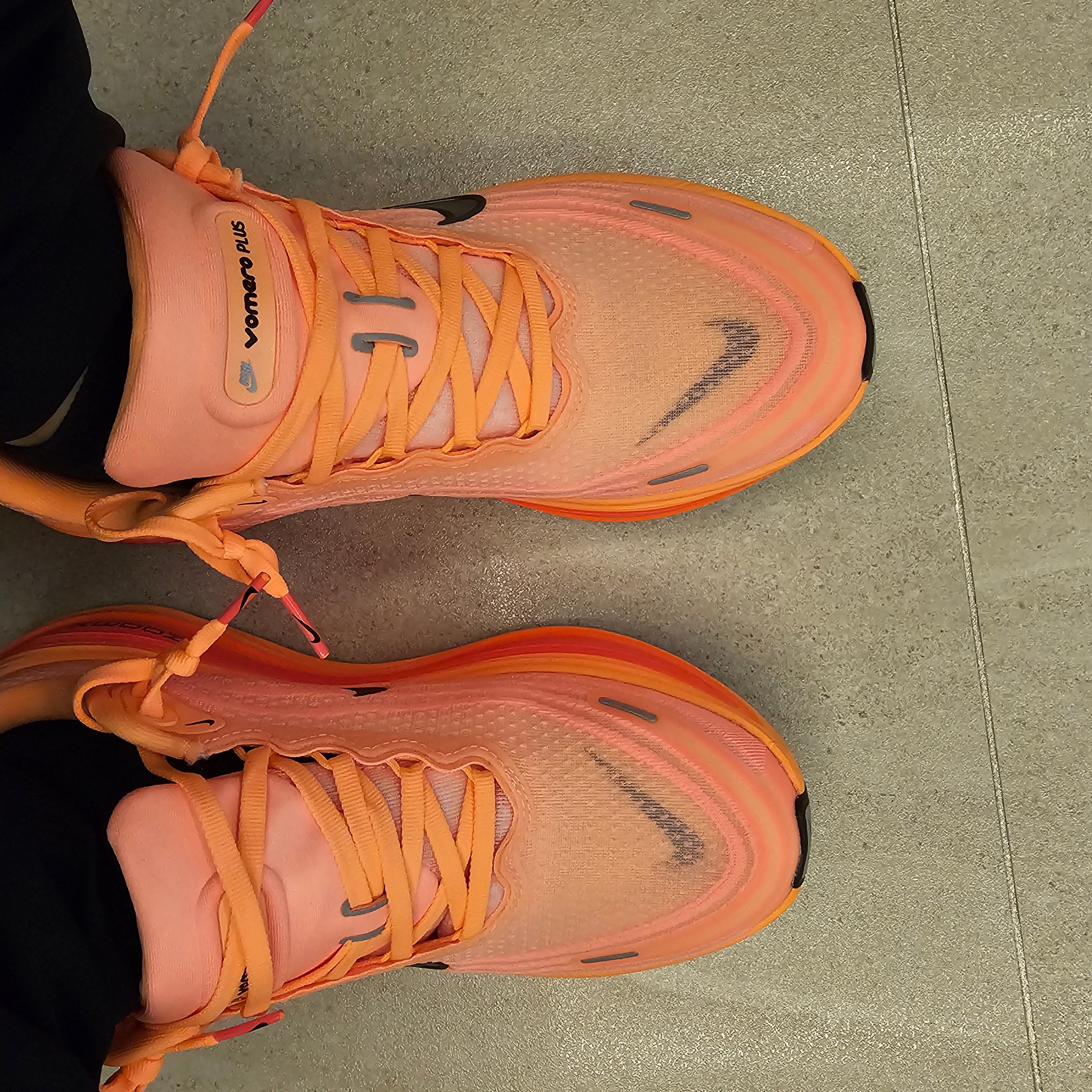 Nike Vomero Plus Orange Pulse Hot Lava 착용 스타일