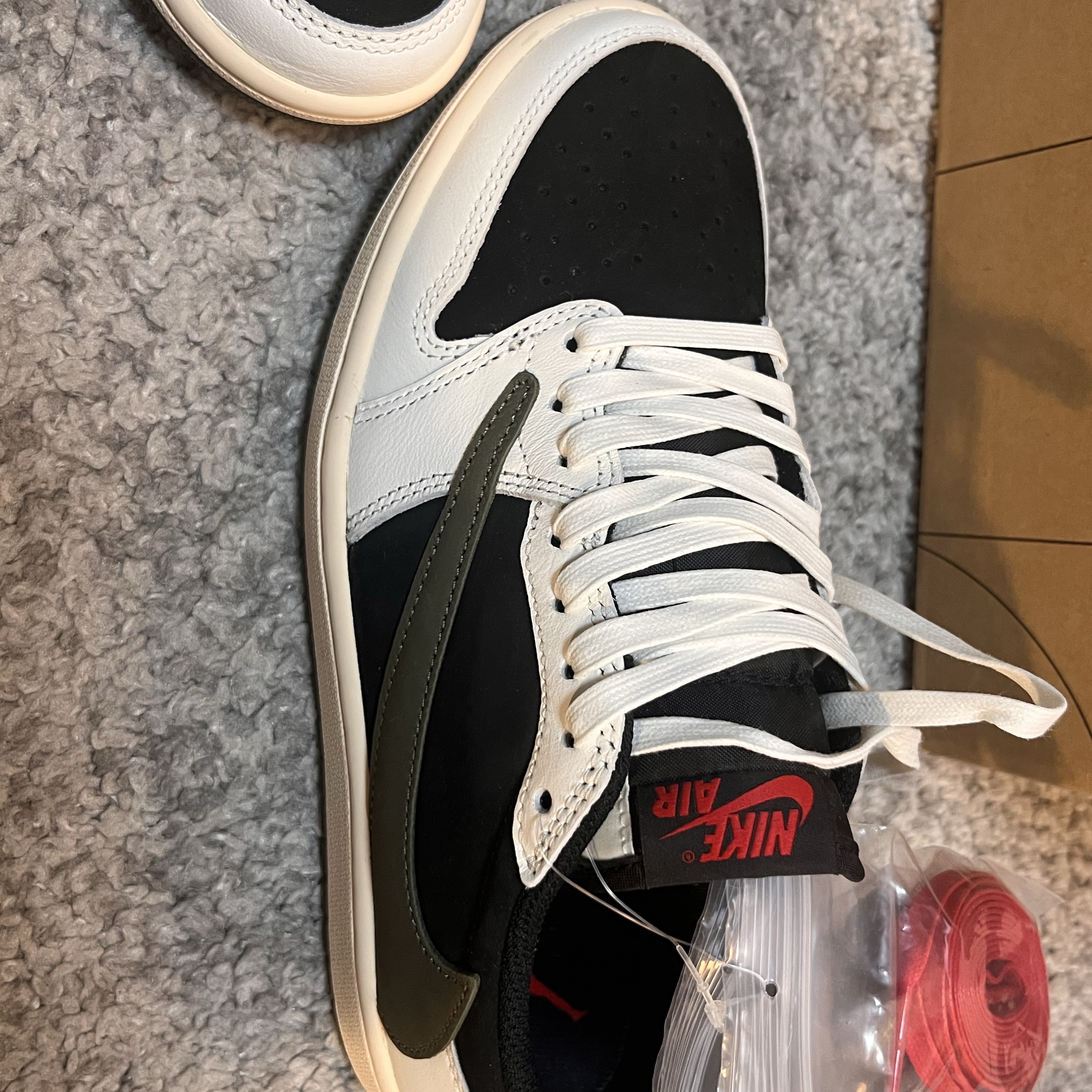 (W) Jordan 1 x Travis Scott Retro Low OG SP Medium Olive 착용 스타일 - 4