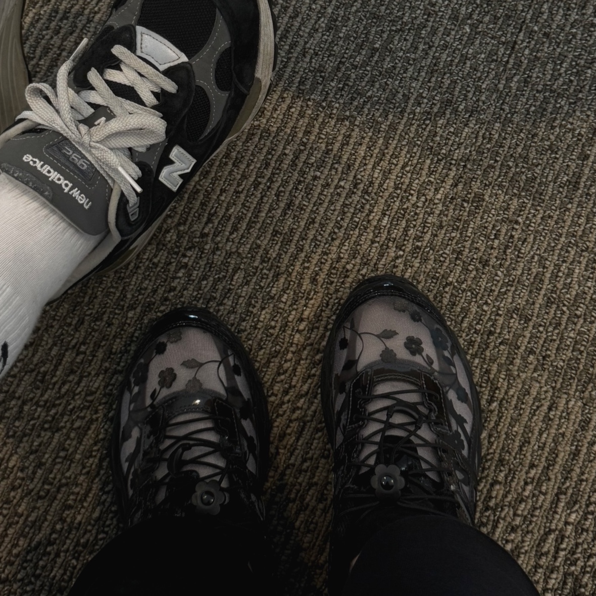 Asics x Cecilie Bahnsen Gel-Cumulus 16 Black, New Balance 992 Made in USA Black Grey 착용 스타일
