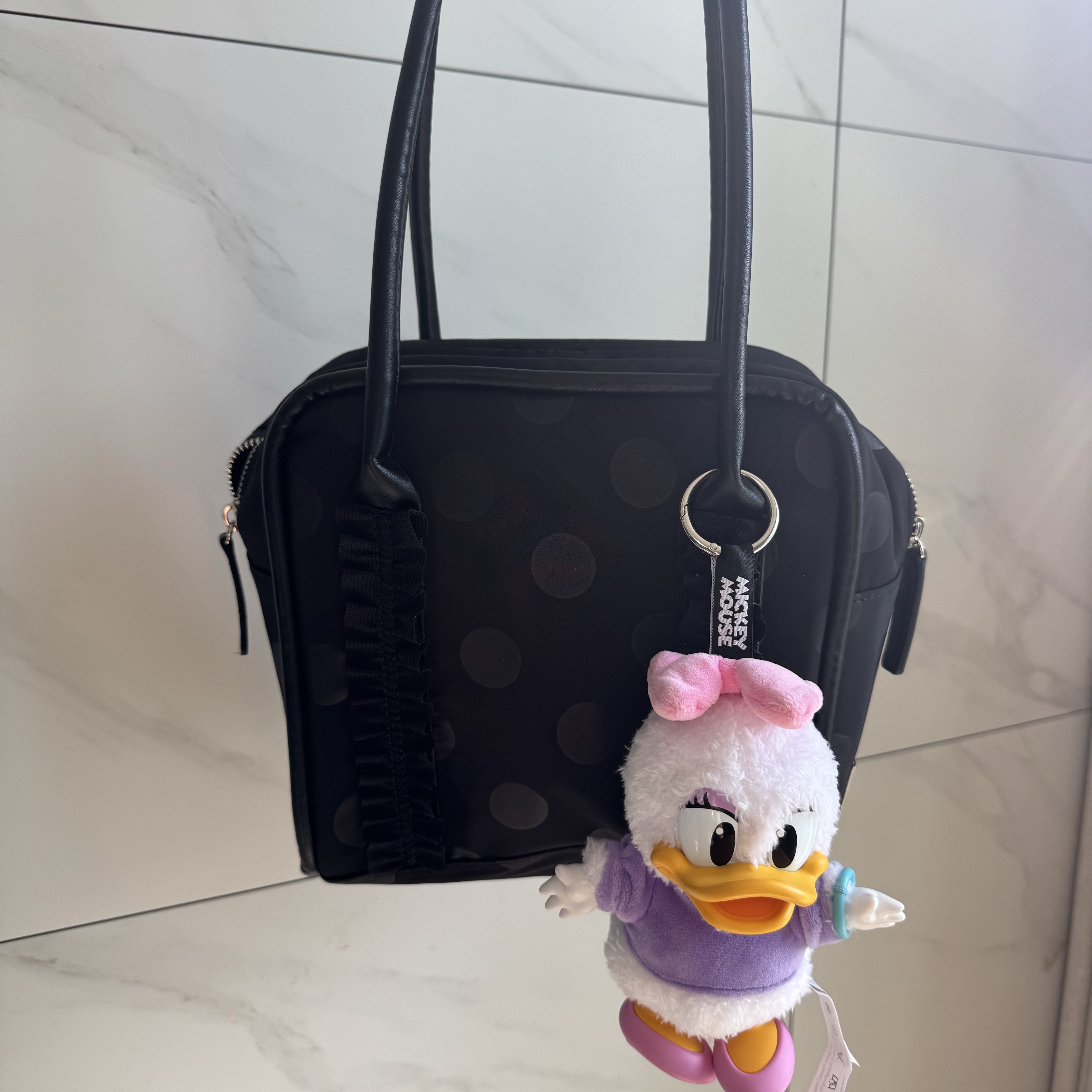 Pop Mart Mickey Family Cute Together Keychain Series Daisy (Opened Case) 착용 스타일